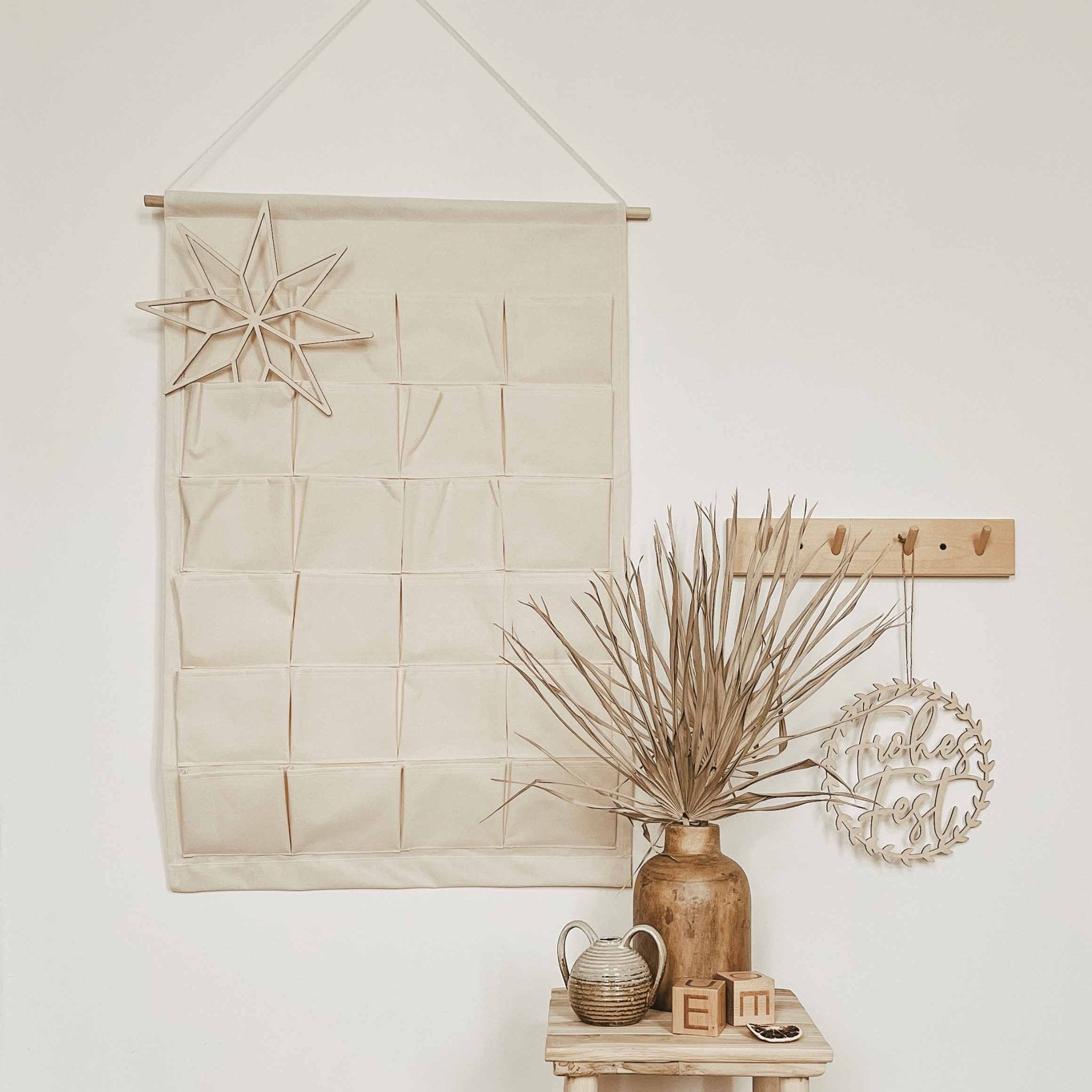 Adventskalender aus Stoff mit Holzzahlen & Holzschriftzug – wiederverwendbar - lyllevenn