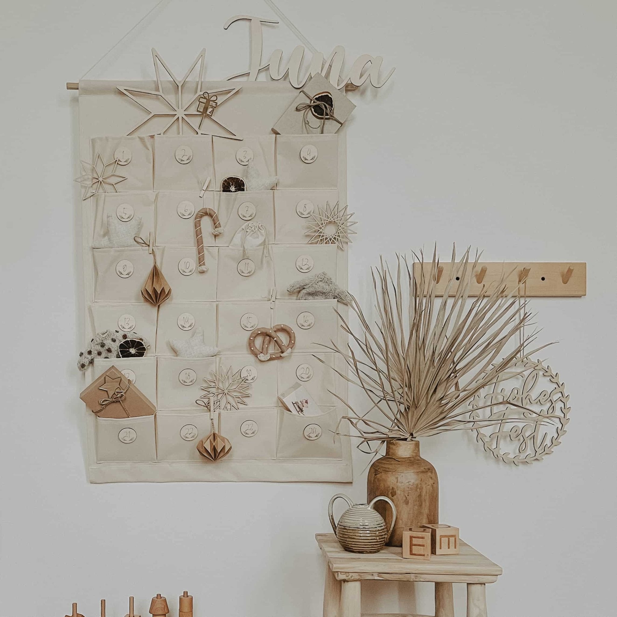 Adventskalender aus Stoff mit Holzzahlen & Holzschriftzug – wiederverwendbar - lyllevenn