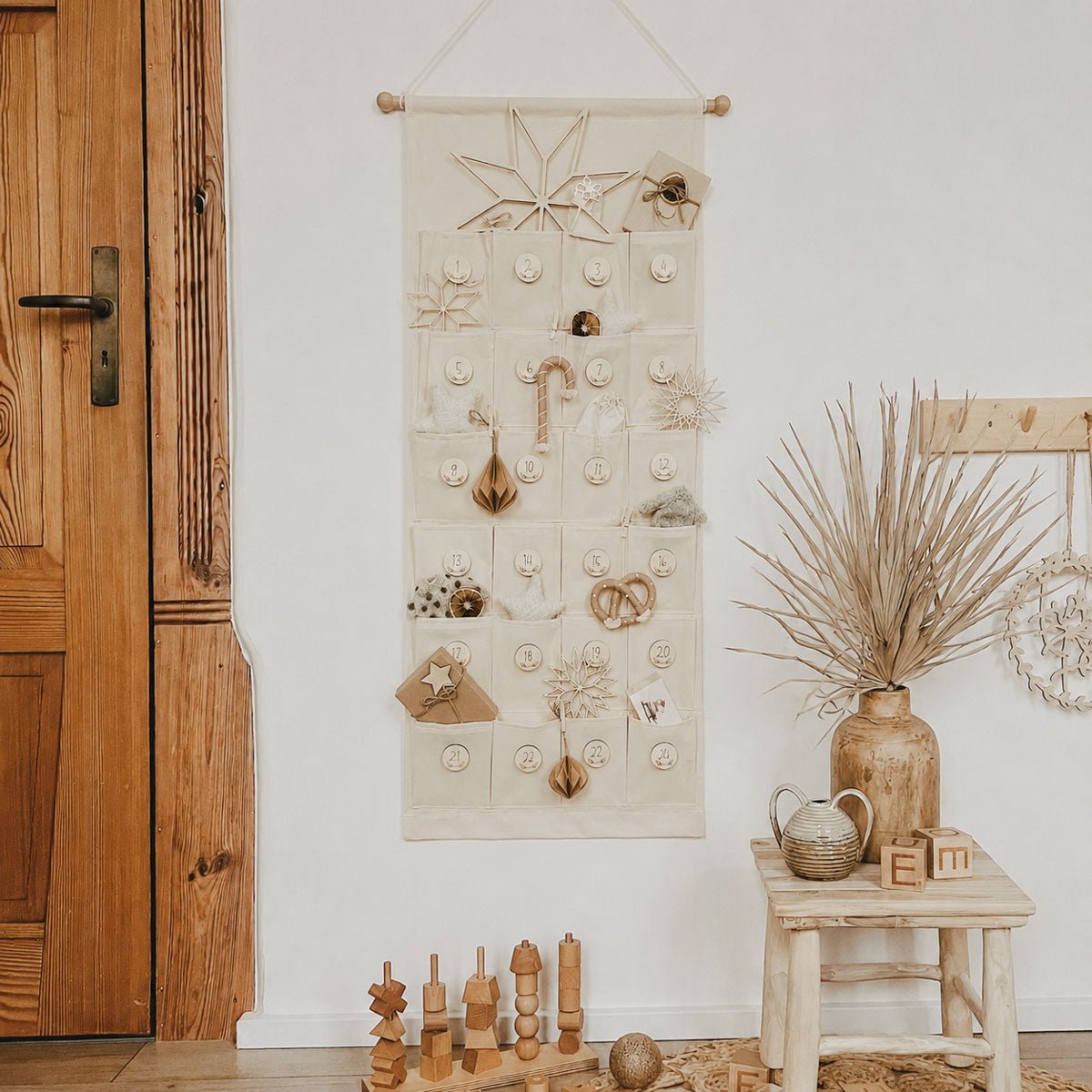 Adventskalender aus Stoff mit Holzzahlen & Holzschriftzug – wiederverwendbar - lyllevenn