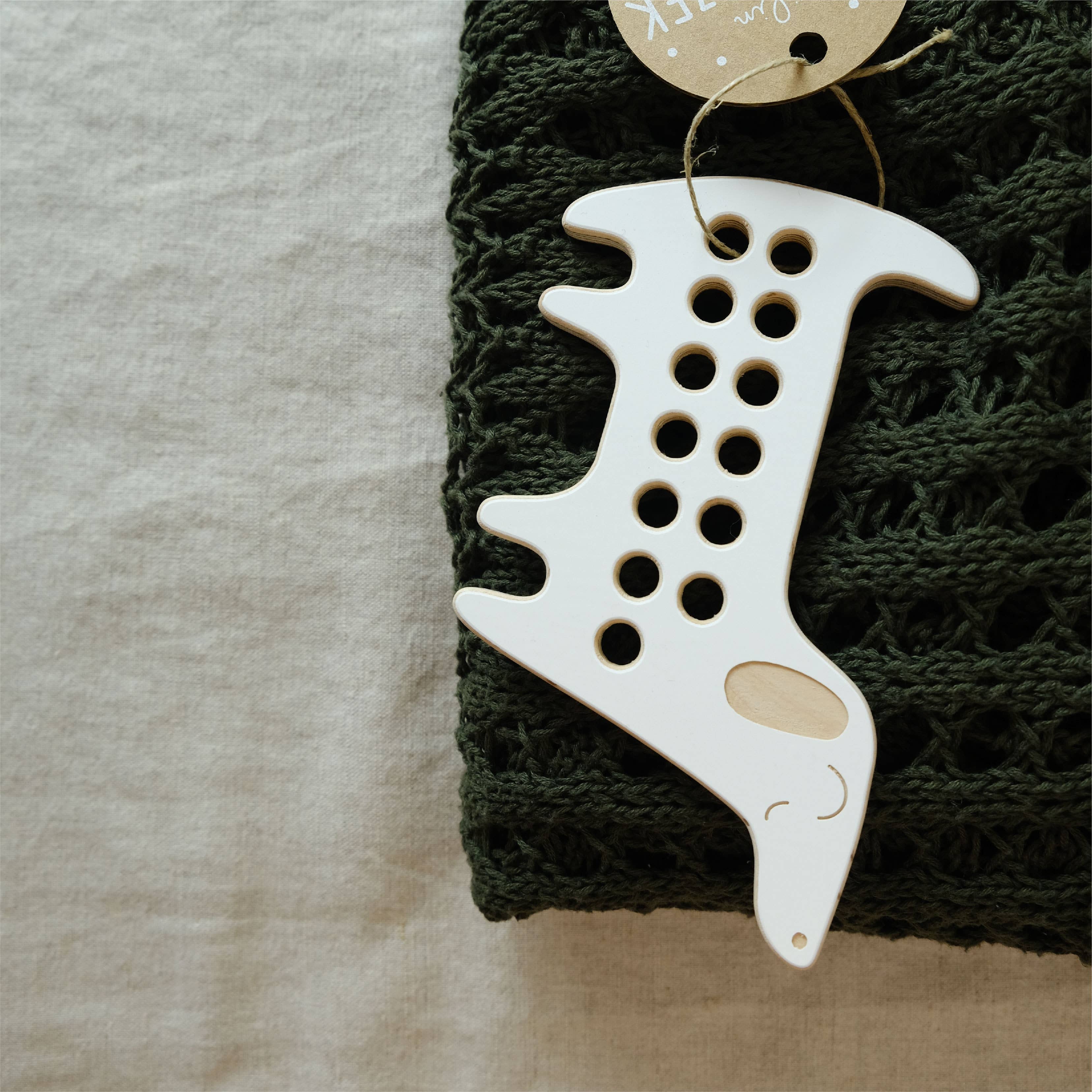 Fädelspiel aus Holz – Lotte der Dackel, Montessori-Spielzeug