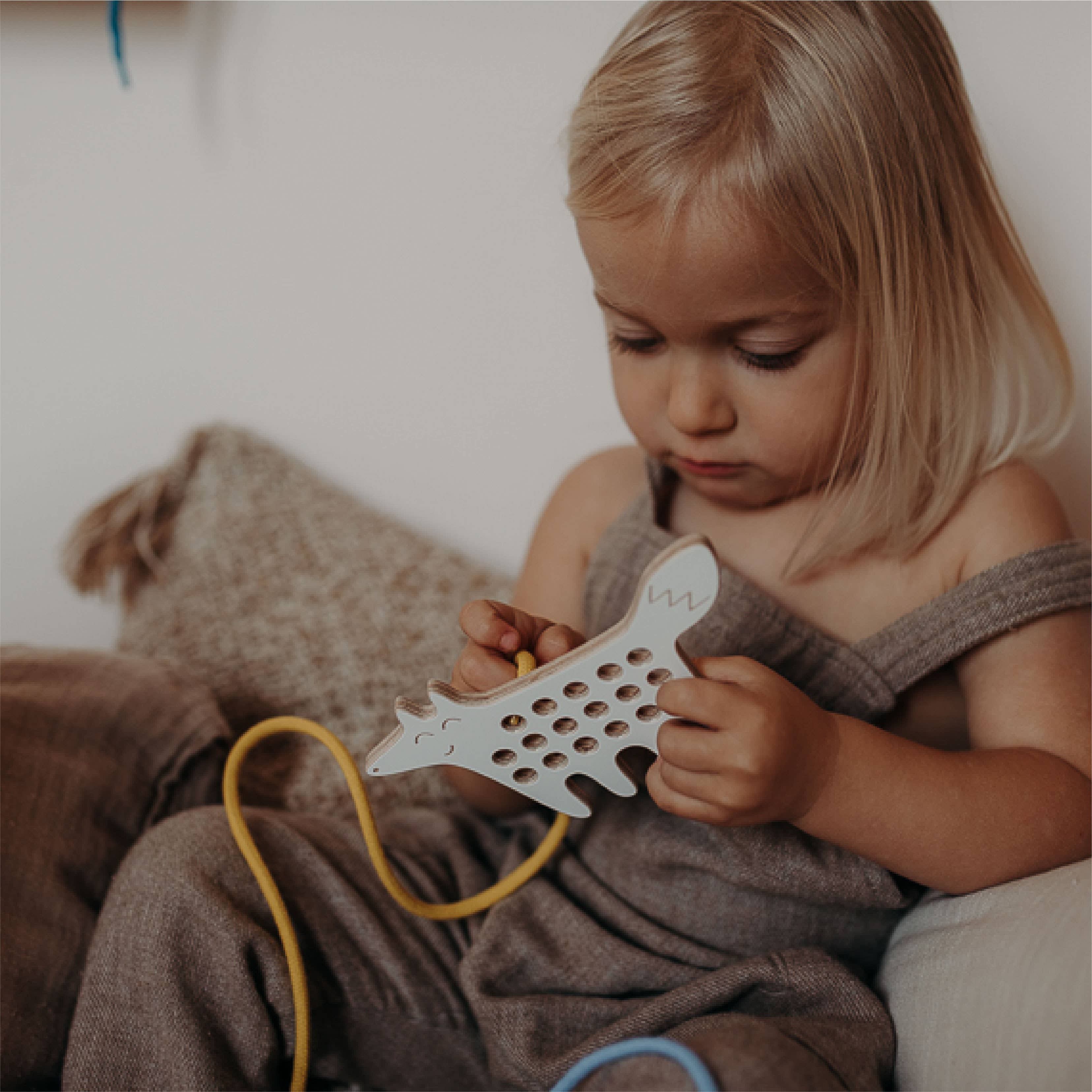 Fädelspiel aus Holz – Lina der kleine Fuchs, Montessori-Spielzeug