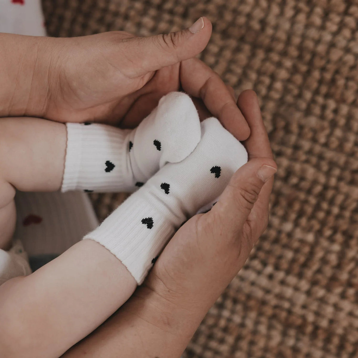 Babysocken - Allover Herzen schwarz - lyllevenn