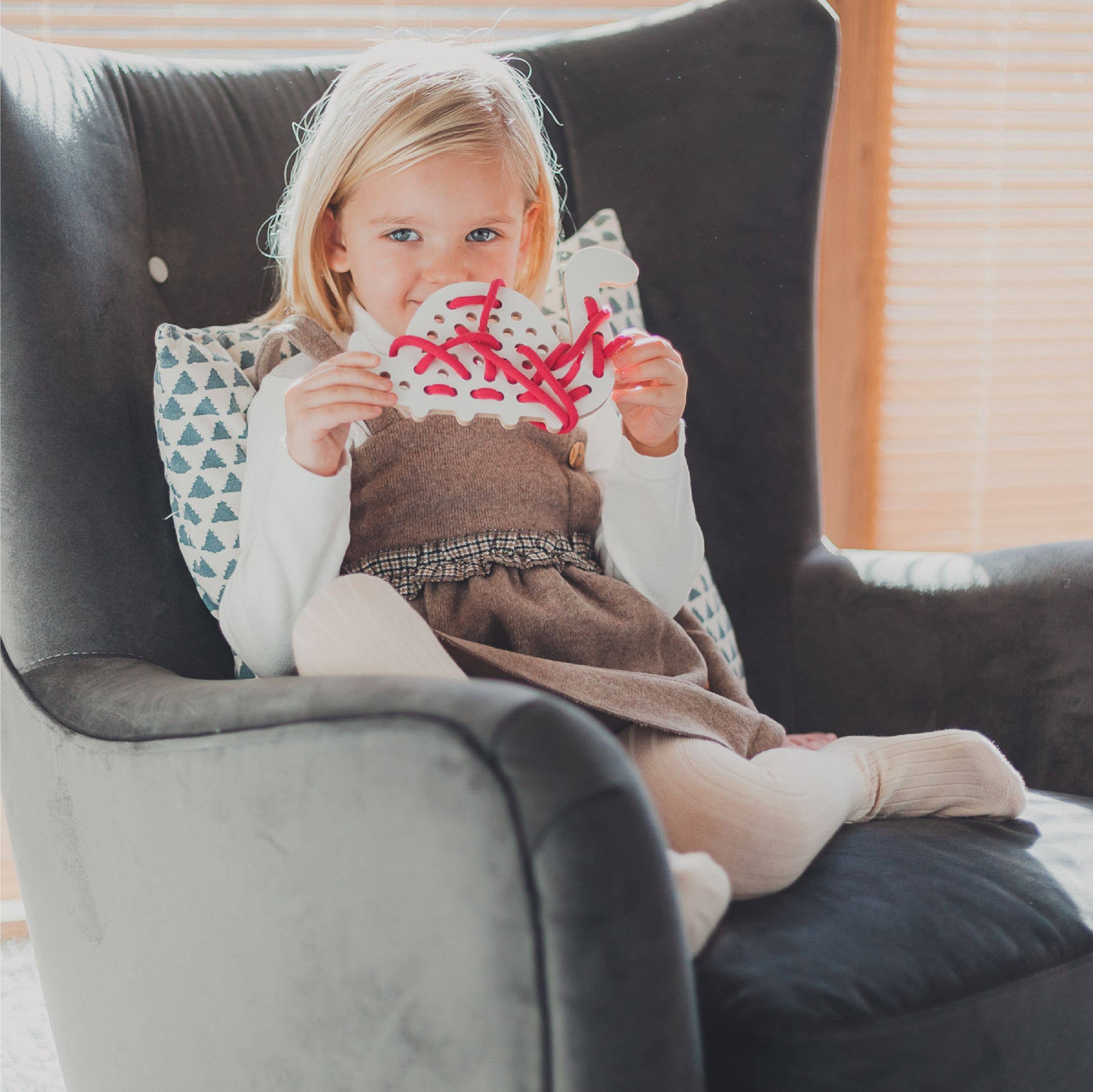 Fädelspiel aus Holz – 'Max der Dinosaurier', Montessori-Spielzeug für Kinder