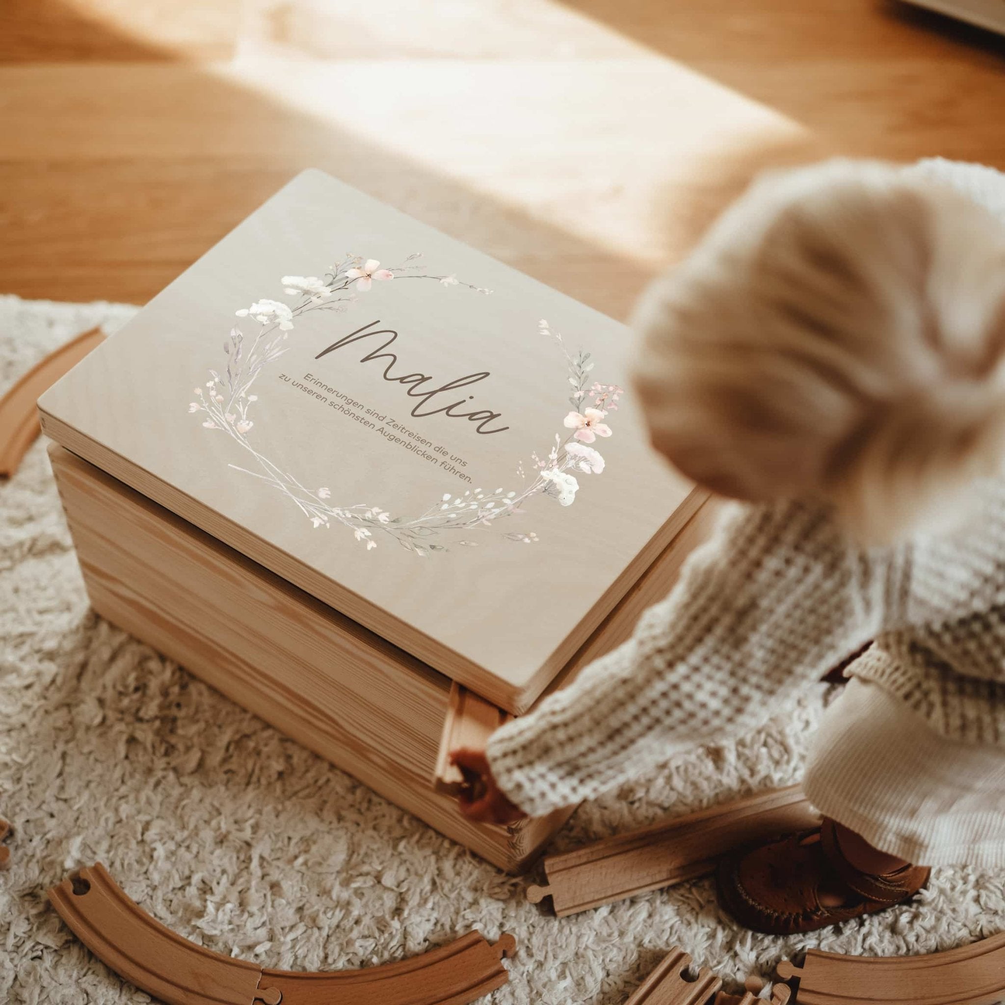 Erinnerungskiste Holz personalisiert - Flower wreaths - lyllevenn