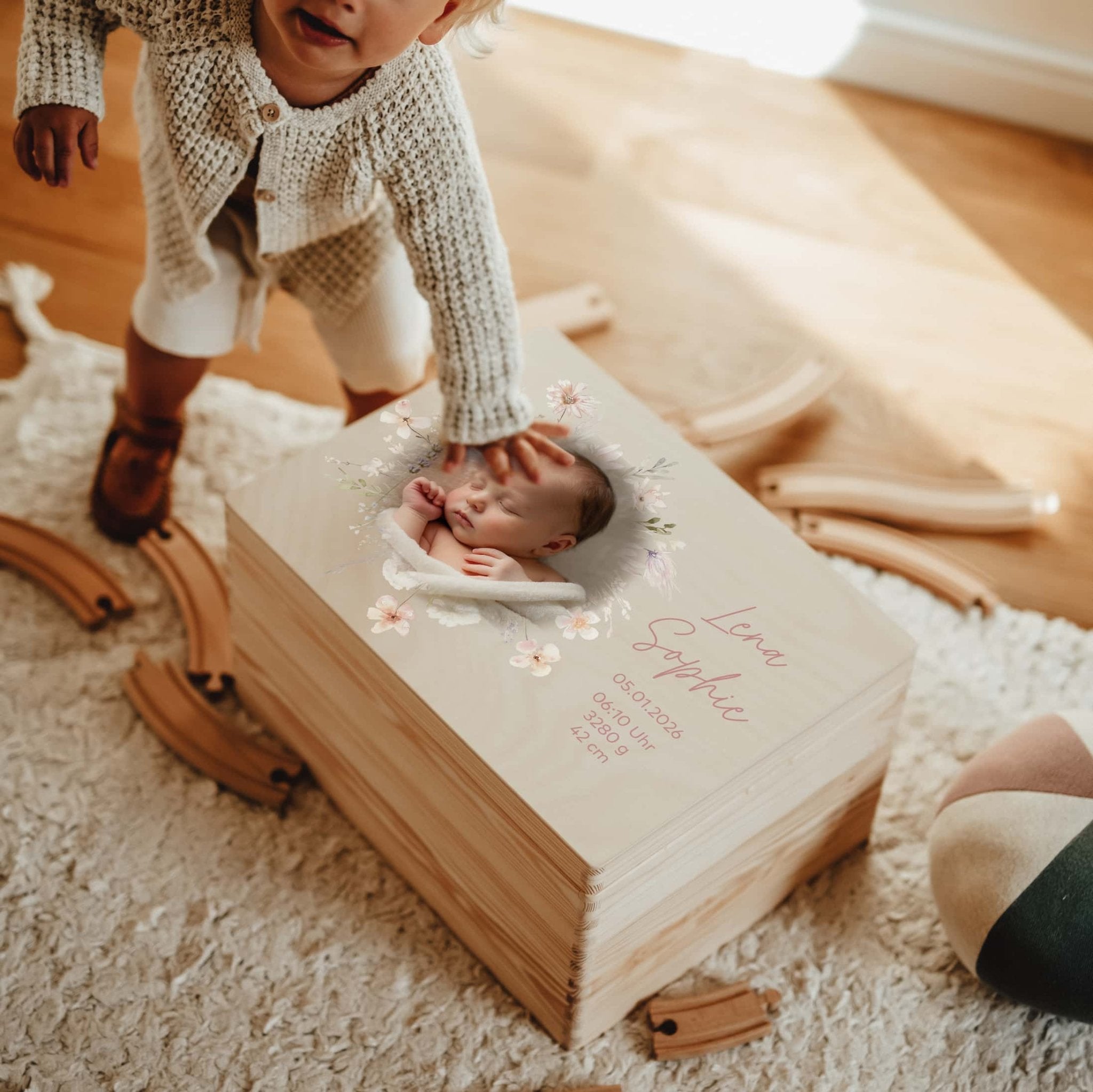 Erinnerungskiste Holz personalisiert – mit Babyfoto & Kranz - lyllevenn