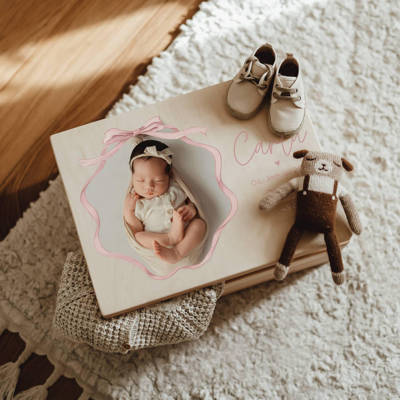Erinnerungskiste Holz personalisiert – mit Babyfoto & Schleife - lyllevenn