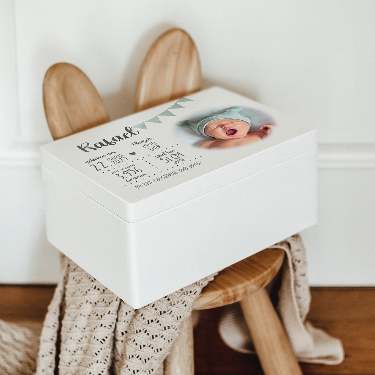 Erinnerungskiste Holz personalisiert – mit Babyfoto & Wimpelkette - lyllevenn