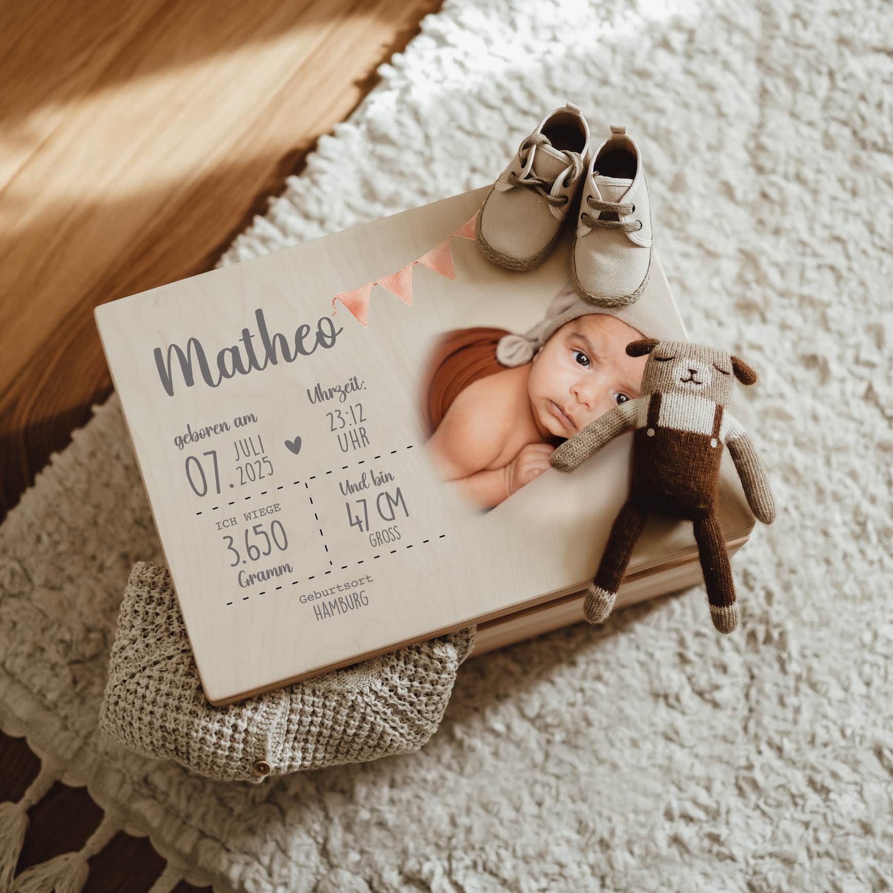 Erinnerungskiste Holz personalisiert – mit Babyfoto & Wimpelkette - lyllevenn