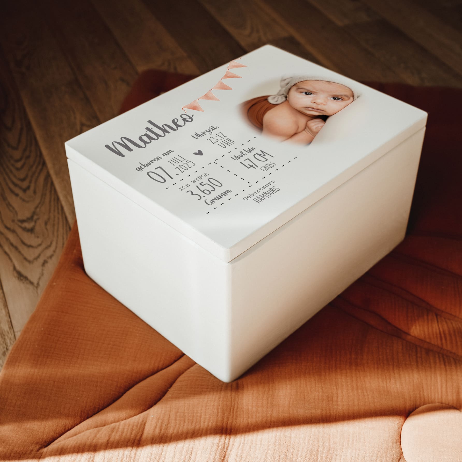 Erinnerungskiste Holz personalisiert – mit Babyfoto & Wimpelkette - lyllevenn