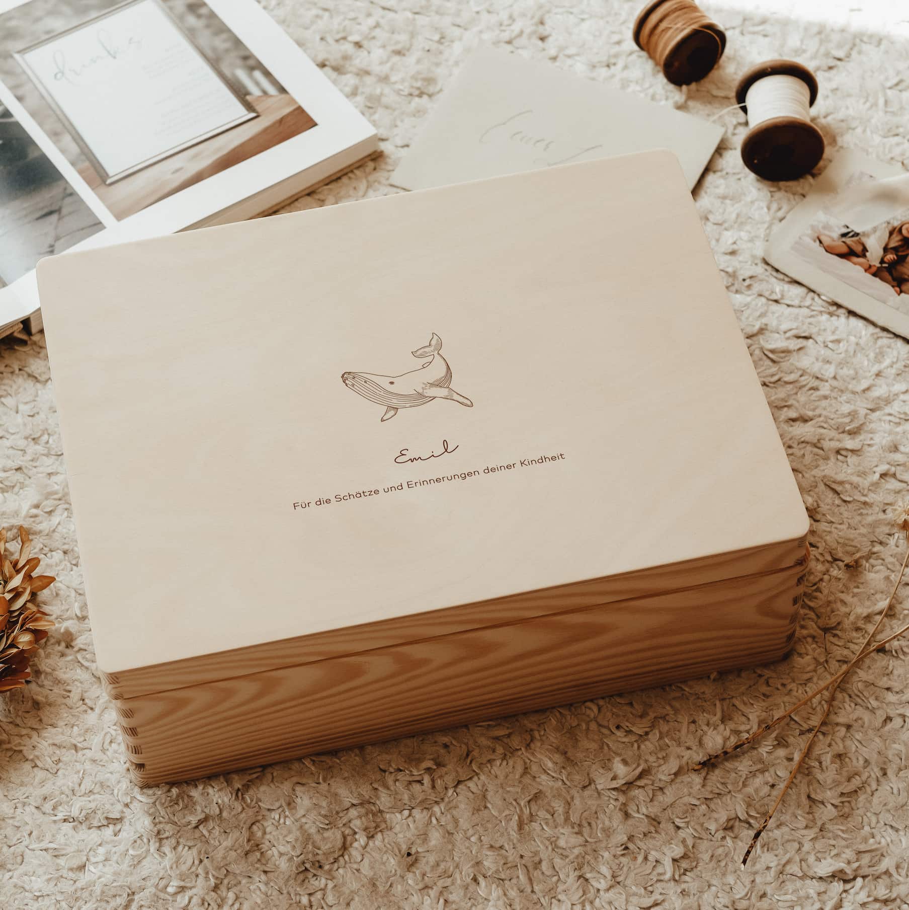 Erinnerungskiste Holz personalisiert - Wal - lyllevenn