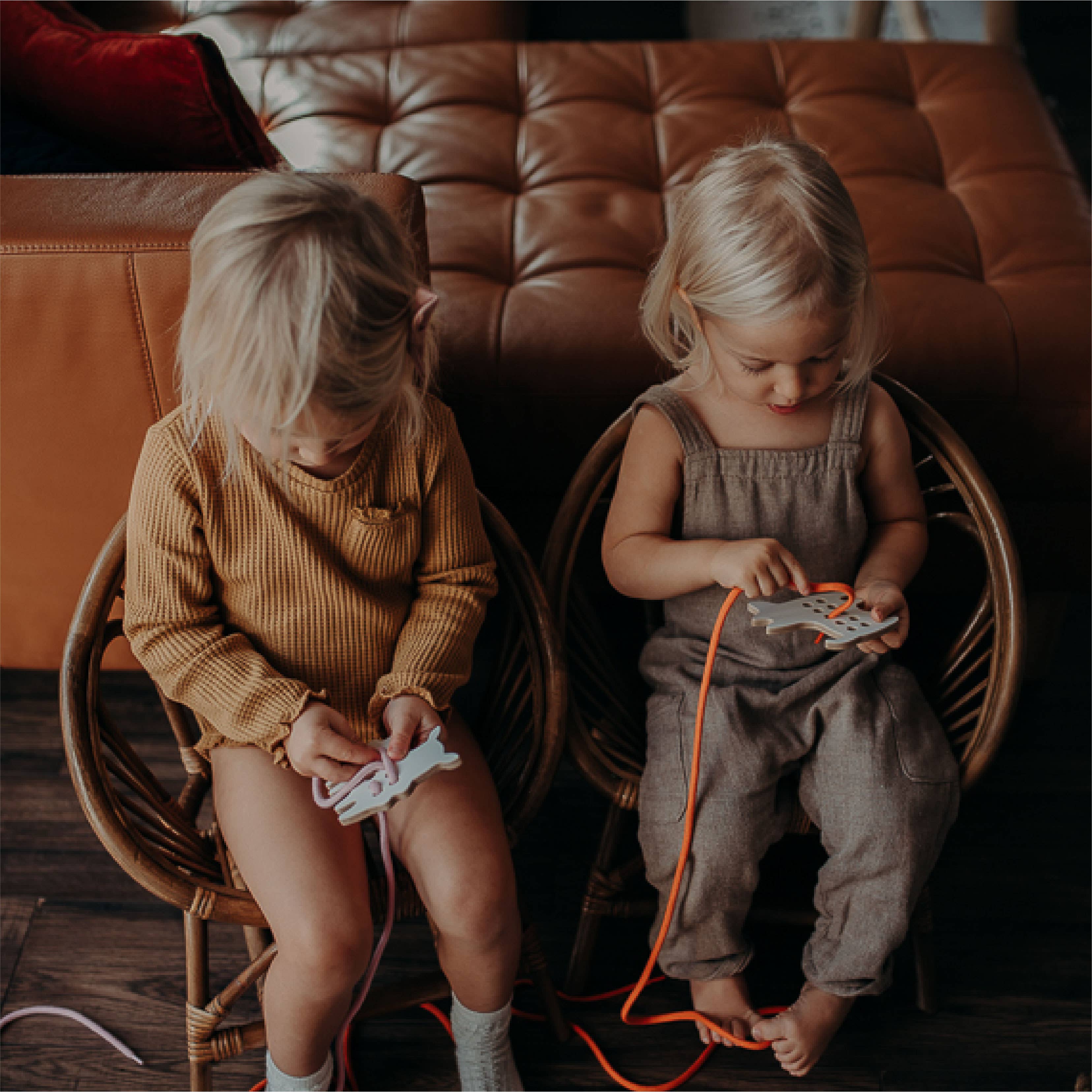 Fädelspiel aus Holz – Lotte der Dackel, Montessori-Spielzeug