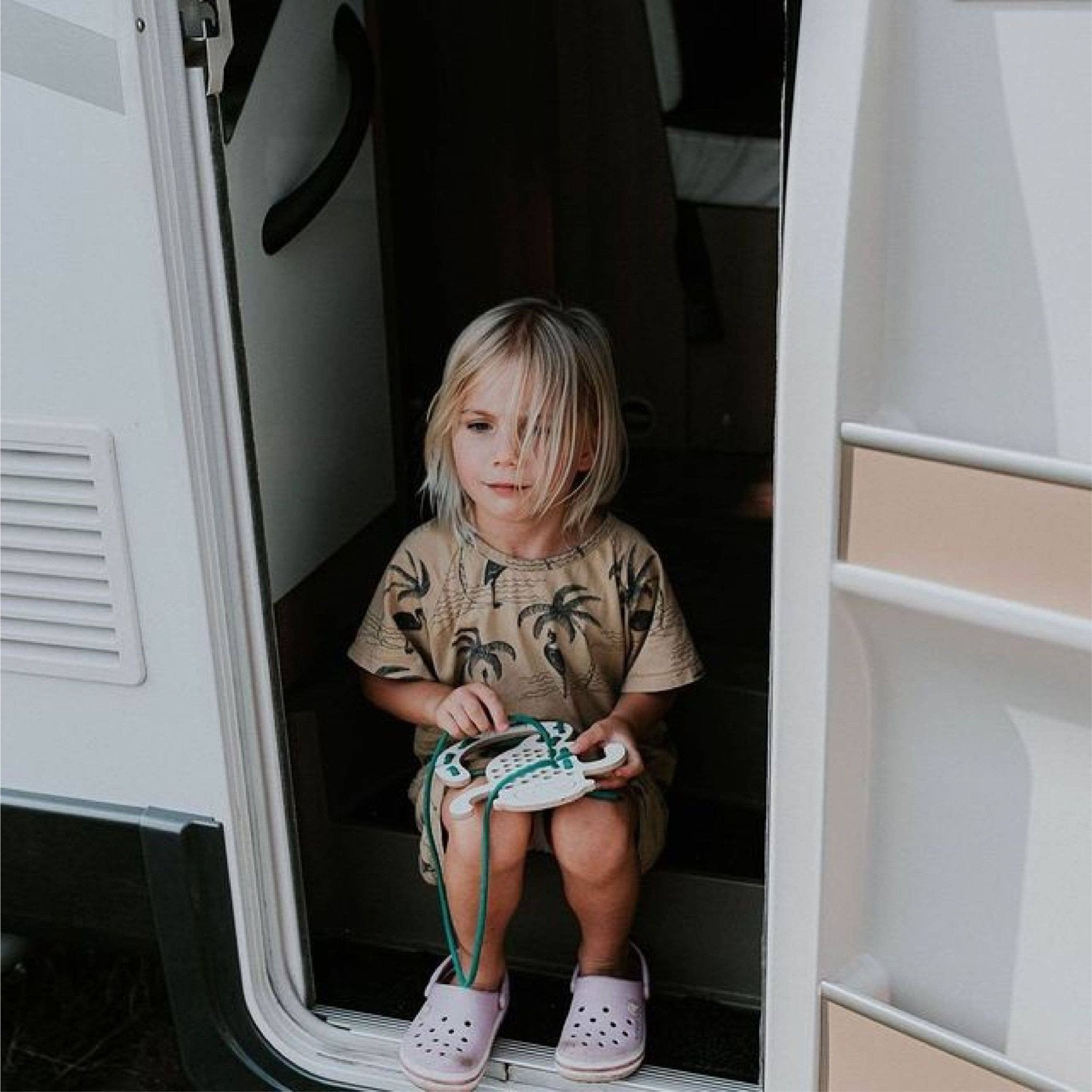 Fädelspiel aus Holz - Lernspielzeug Andi der Affe - lyllevenn