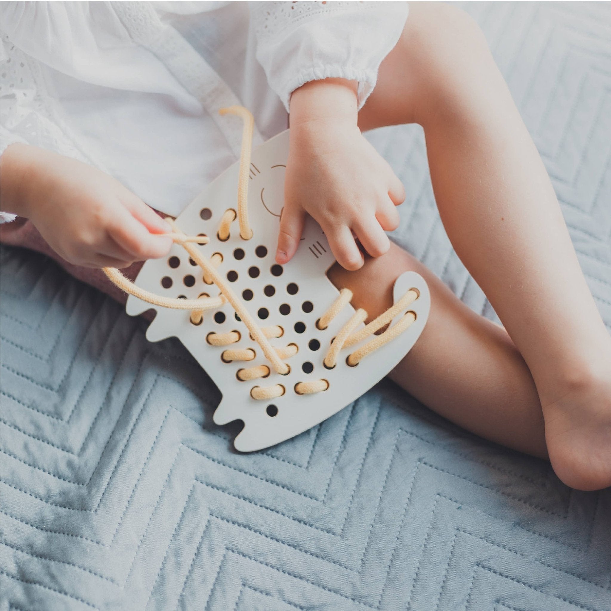 Fädelspiel aus Holz - Lernspielzeug Klara die Katze - lyllevenn