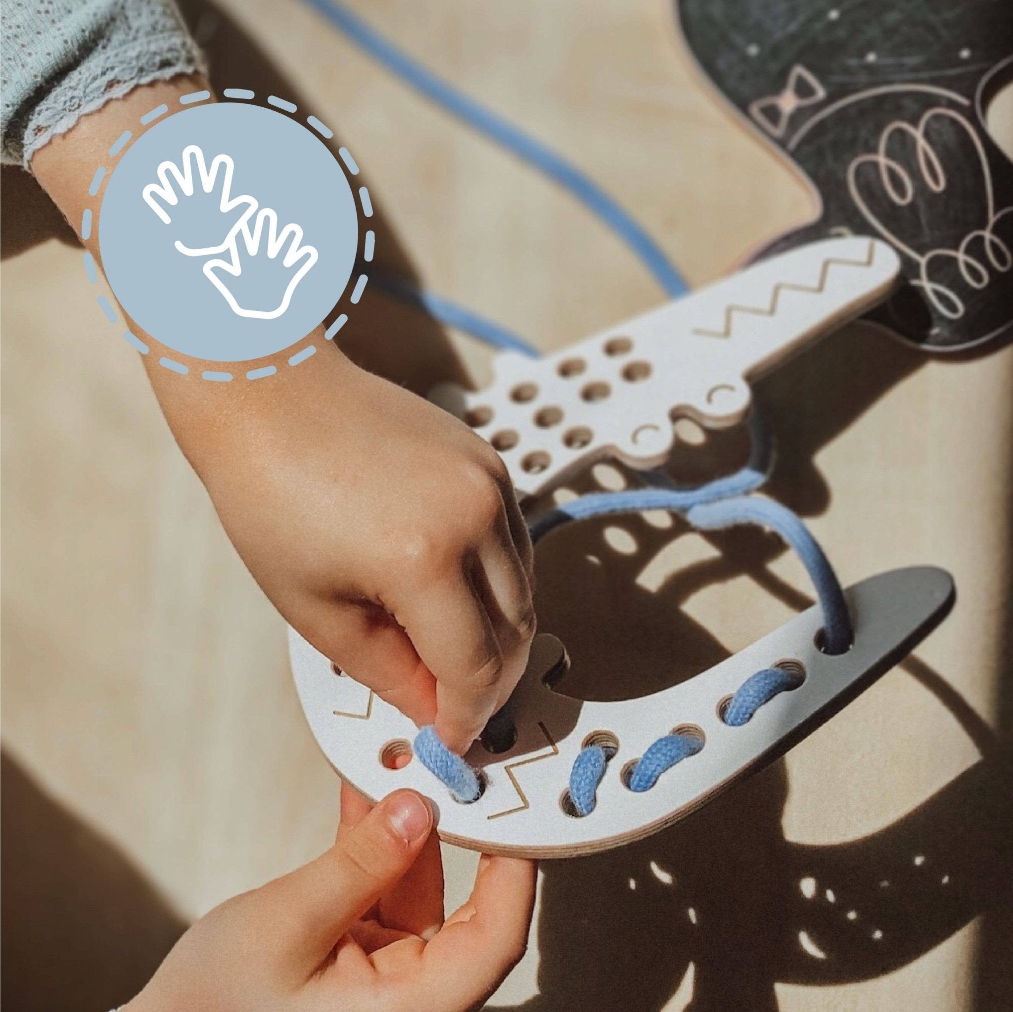 Fädelspiel aus Holz - Lernspielzeug Leon das Krokodil - lyllevenn