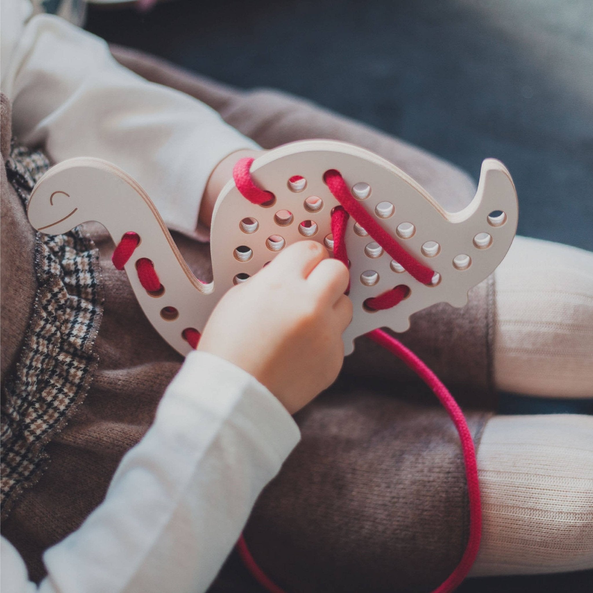 Fädelspiel aus Holz - Lernspielzeug Max der Dinosaurier - lyllevenn