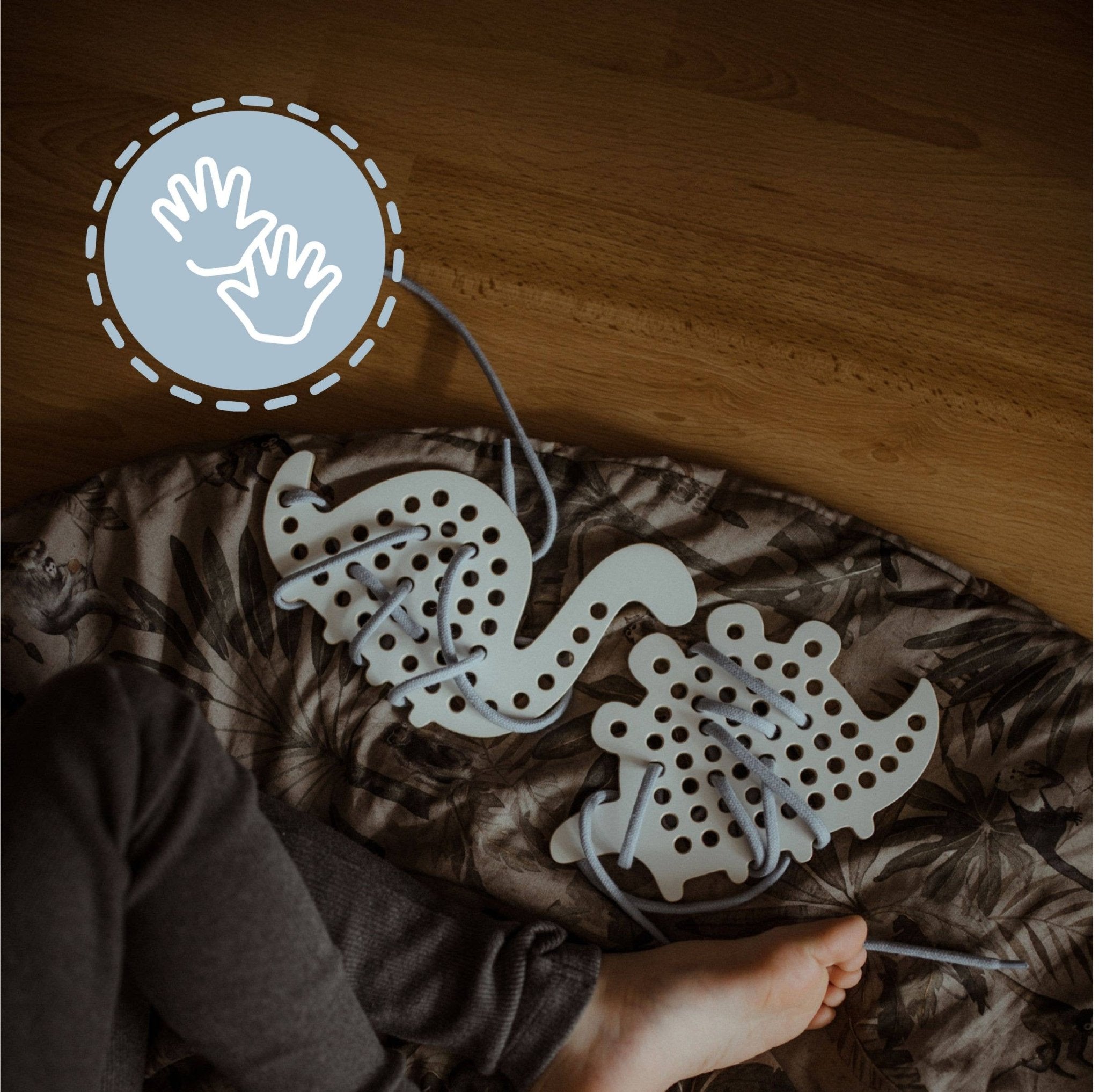 Fädelspiel aus Holz - Lernspielzeug Max der Dinosaurier - lyllevenn