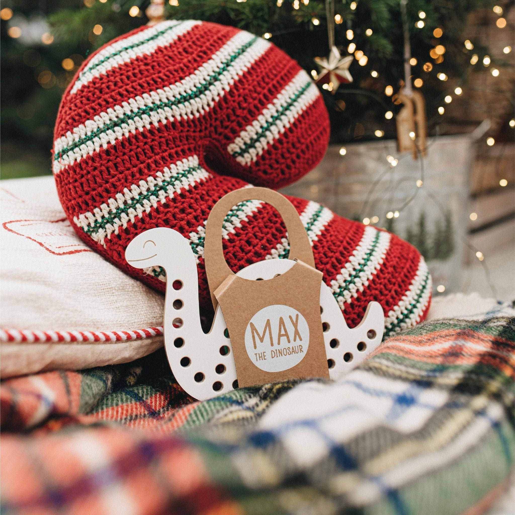 Fädelspiel aus Holz - Lernspielzeug Max der Dinosaurier - lyllevenn