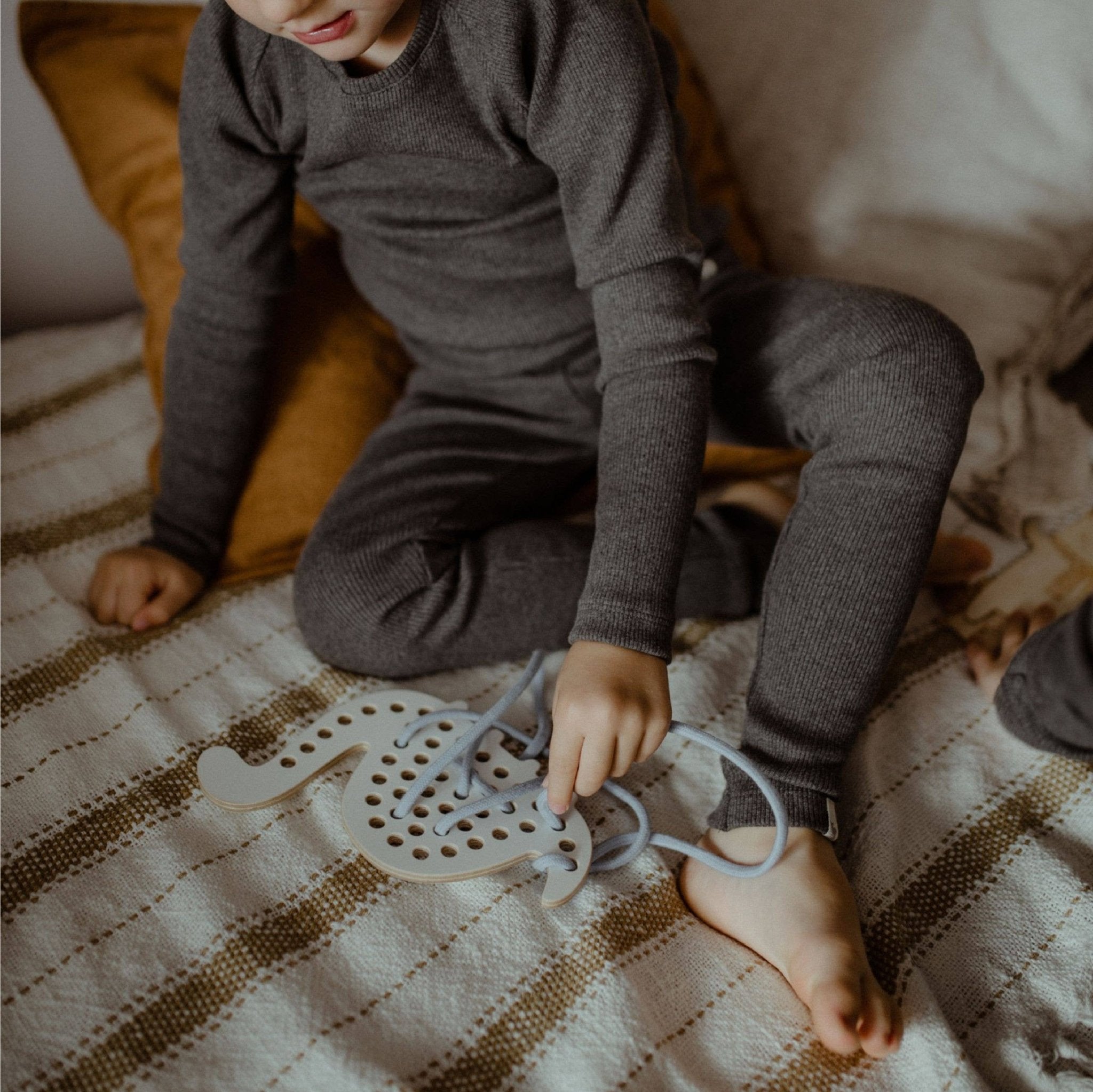 Fädelspiel aus Holz - Lernspielzeug Max der Dinosaurier - lyllevenn