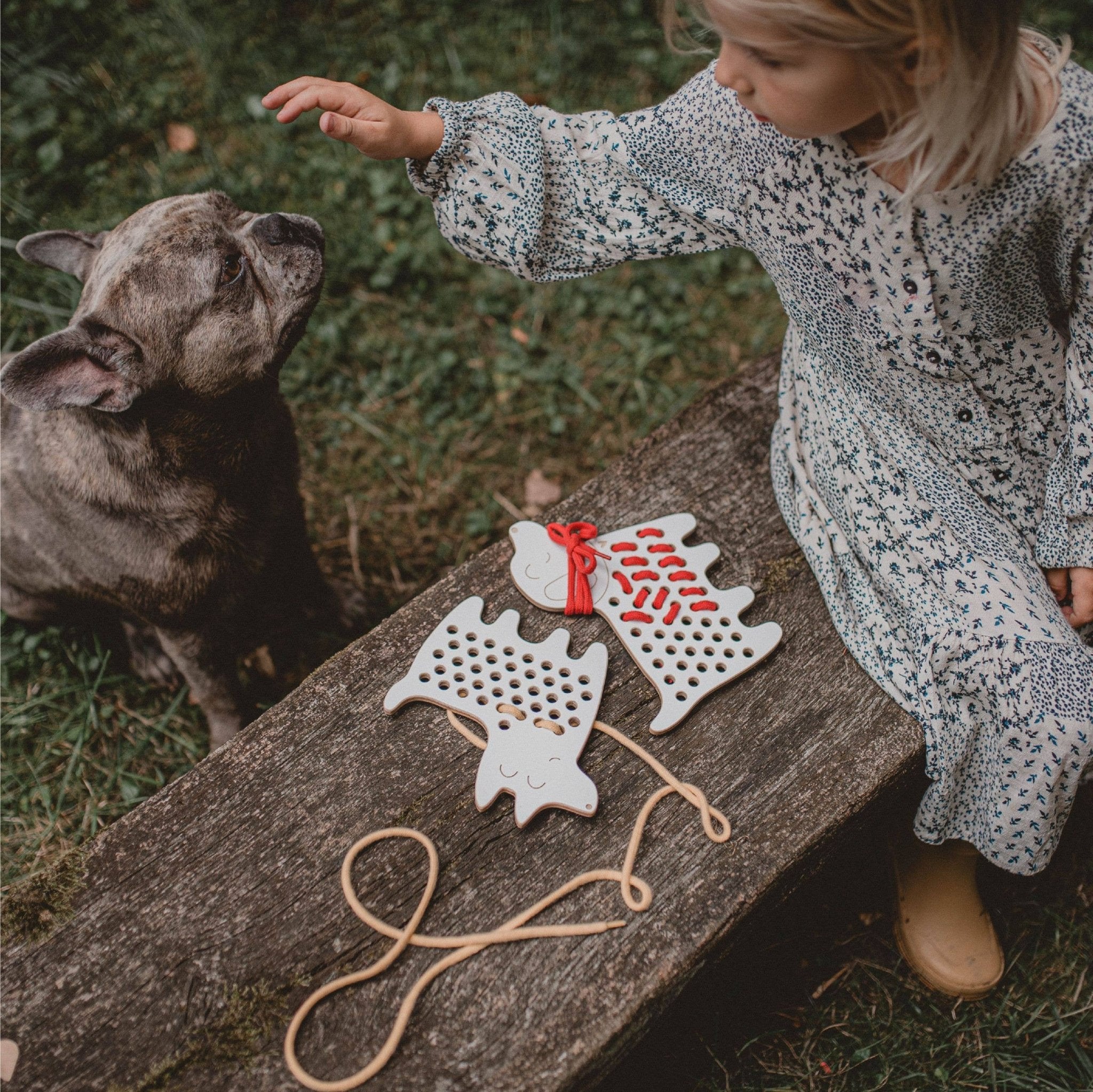 Fädelspiel aus Holz - Lernspielzeug Niko der Hund - lyllevenn