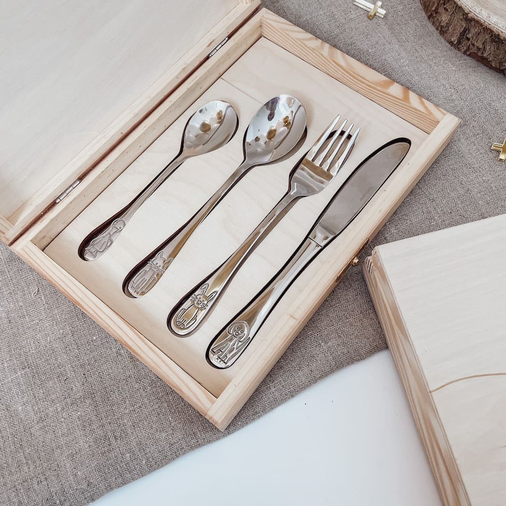 Kinderbesteck personalisierbar mit Gravur – Edelstahl & Holzbox - lyllevenn