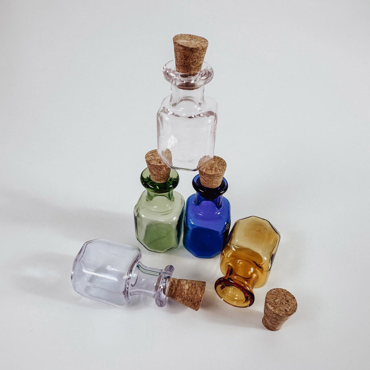 Mini Glasflaschen bunt 7-teilig – Zaubertrank-Fläschchen für Wichtel