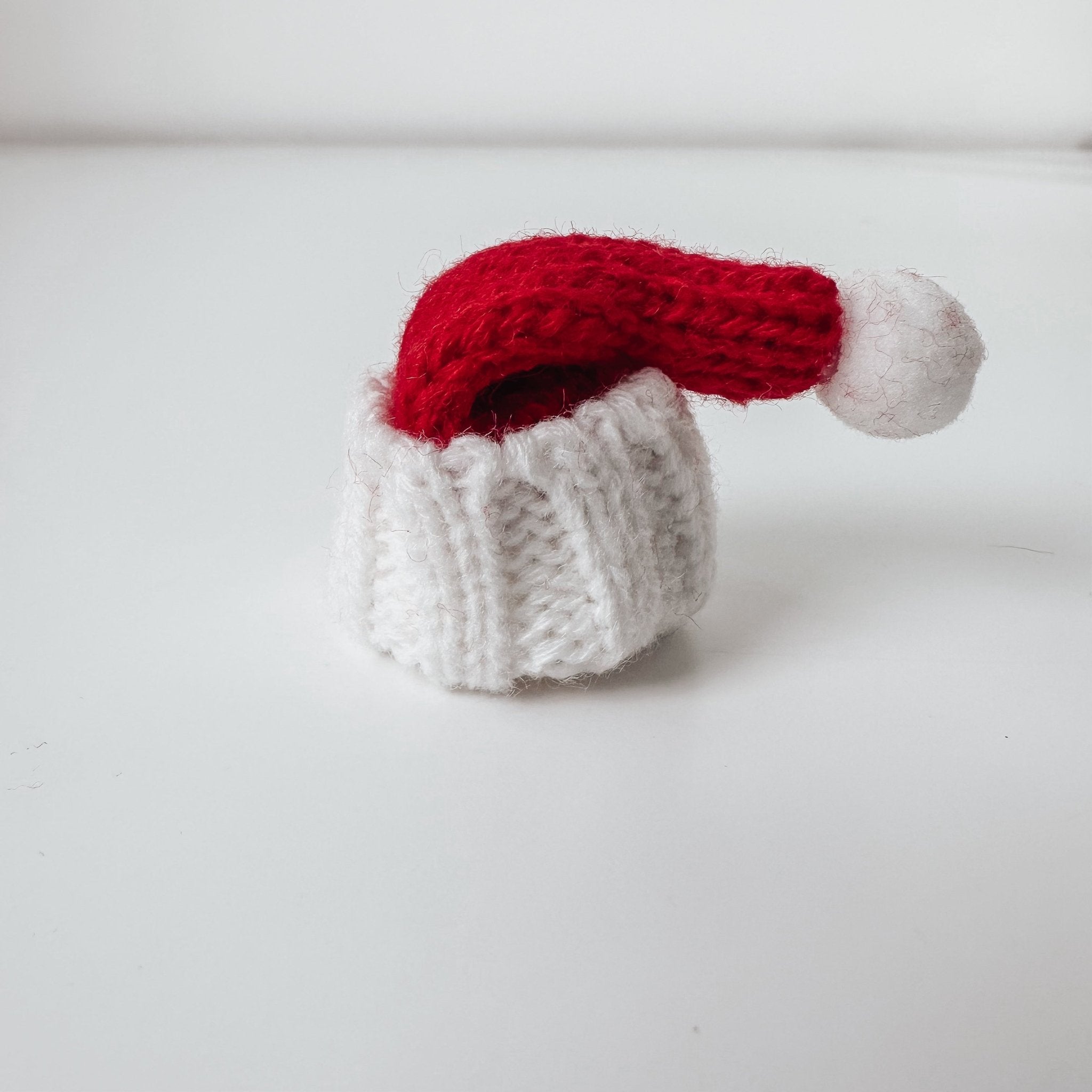 Mini Weihnachtsmütze – gestricktes Wichtel Zubehör - lyllevenn