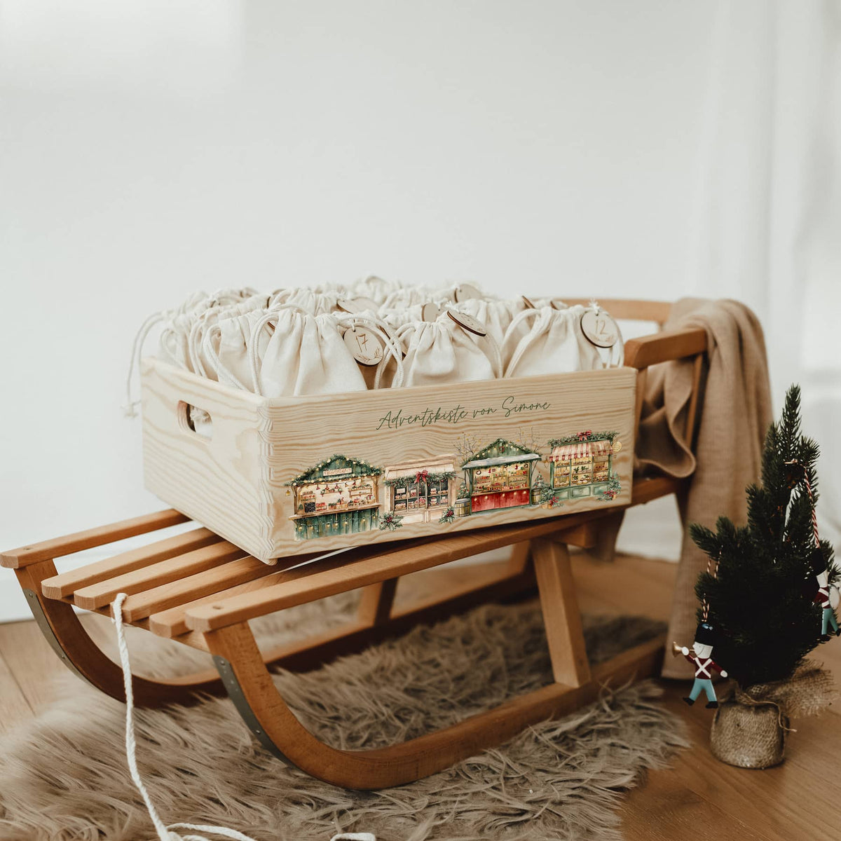 Personalisierter Adventskalender aus Holz - mit Weihnachstmarkt - lyllevenn