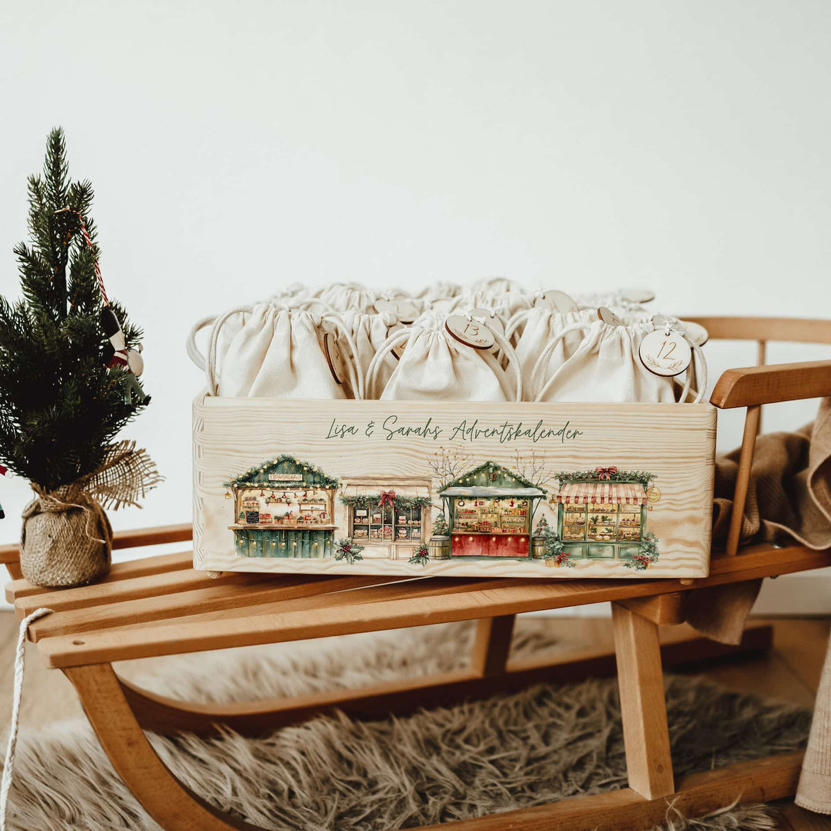 Personalisierter Adventskalender aus Holz - mit Weihnachstmarkt - lyllevenn