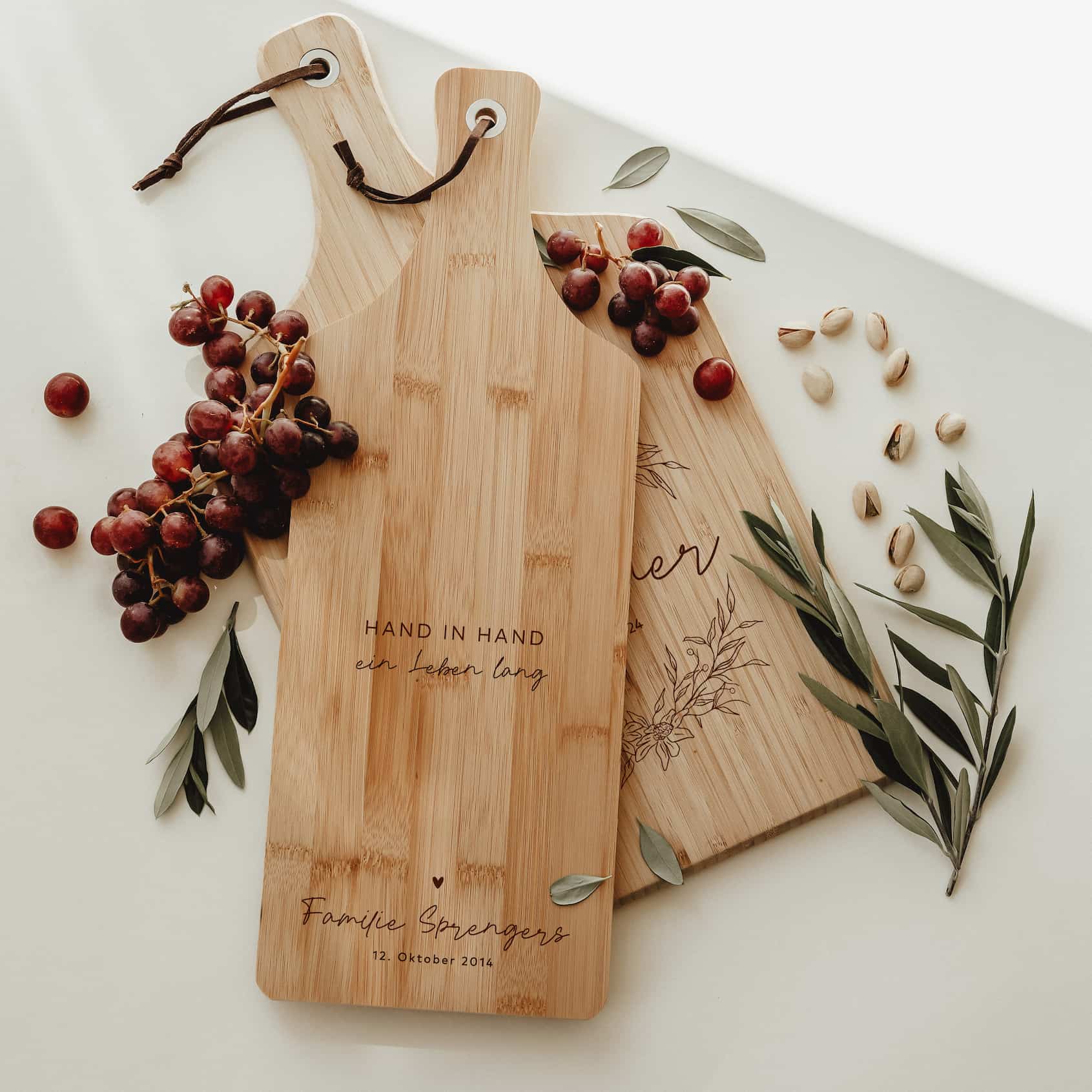 Personalisiertes Schneidebrett Bambus/Eiche - Hand in Hand - lyllevenn