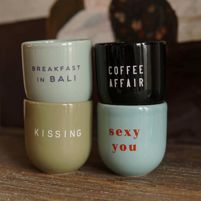 Mehrere Tassen aus Keramik von Sisi aufgestellt