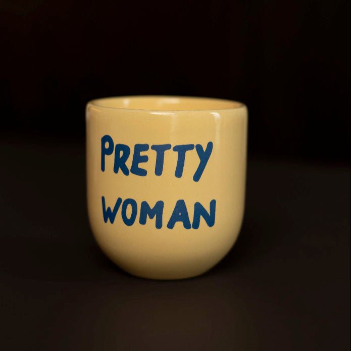 Keramikbecher gelb mit blauer Aufschrift "PRETTY WOMAN" von Sisi