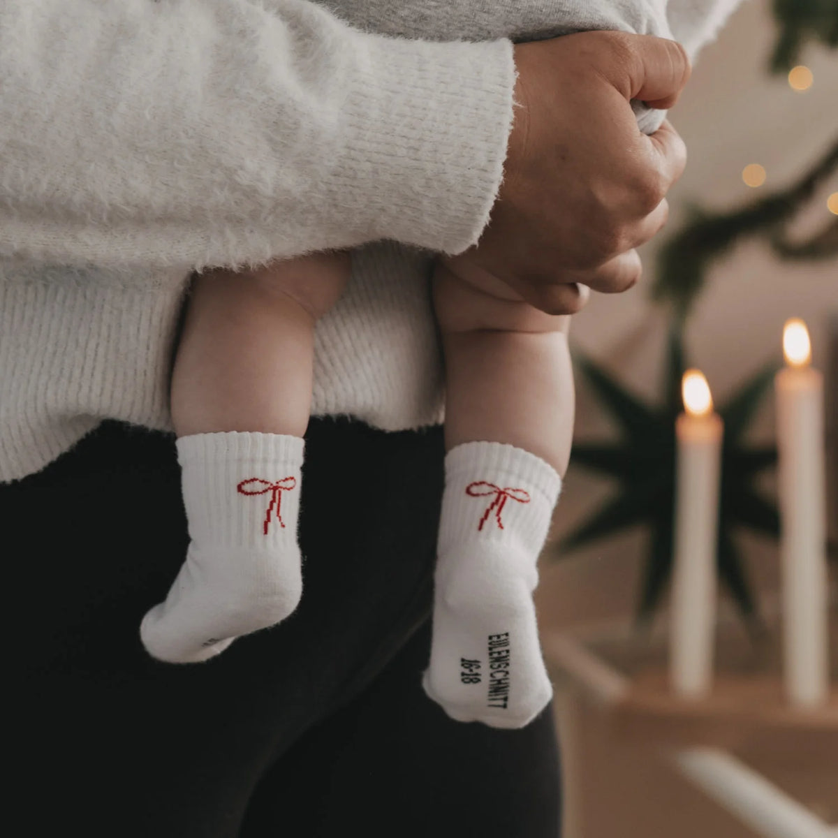 Babysocken weiß – Rote Schleife