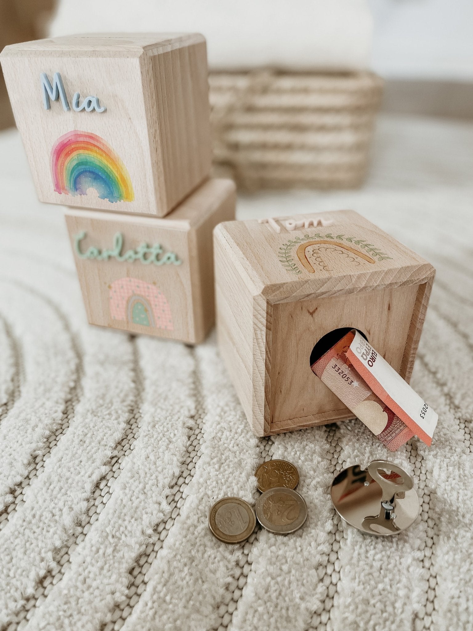 Spardose personalisiert aus Holz – Regenbogen - lyllevenn-store