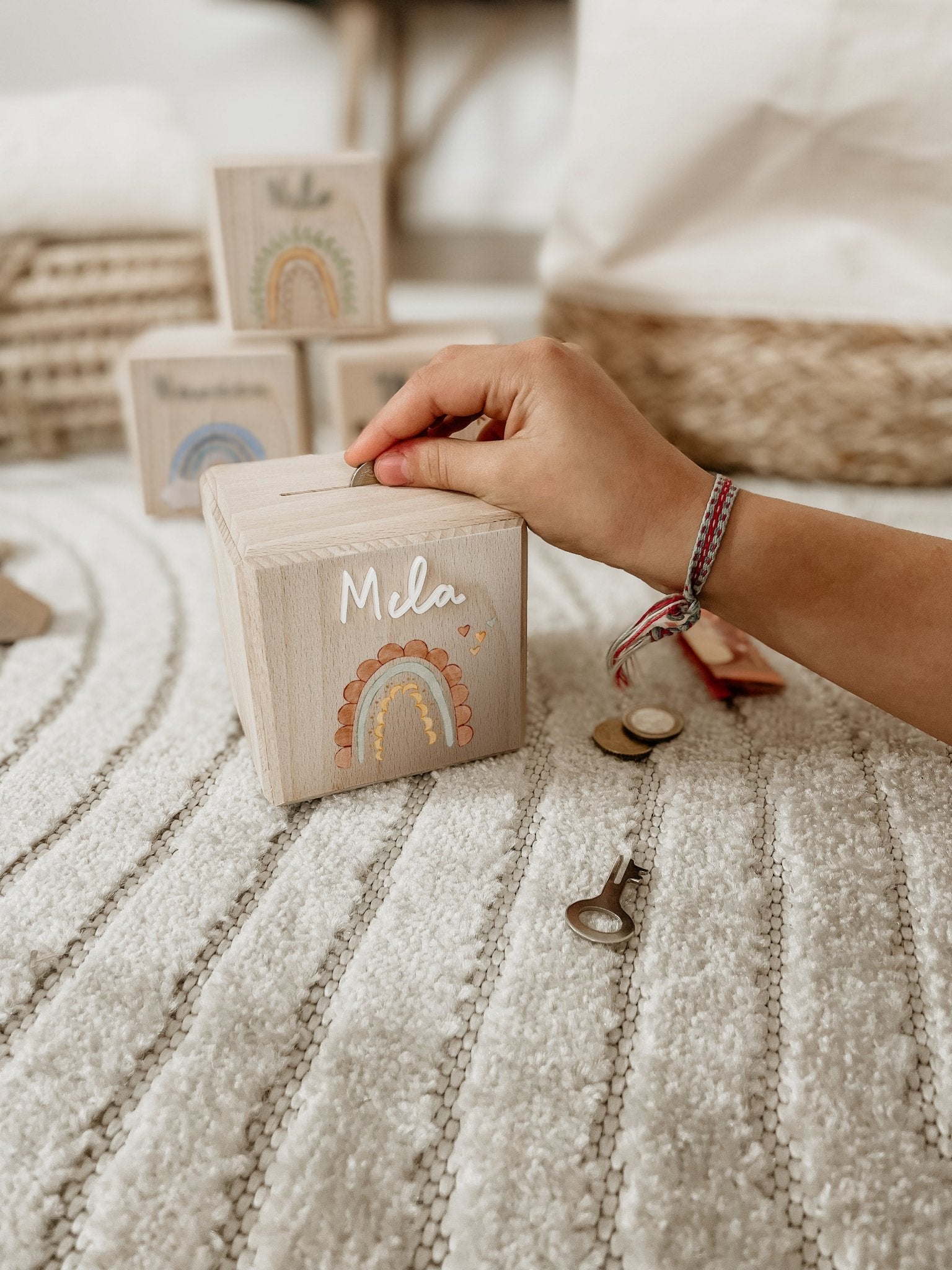 Spardose personalisiert aus Holz – Regenbogen - lyllevenn-store