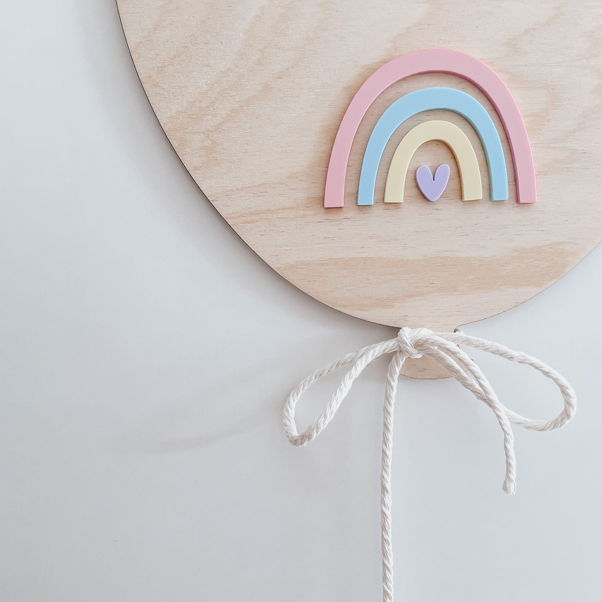 Türschild personalisiert Holz - 3D Name & Regenbogen - lyllevenn