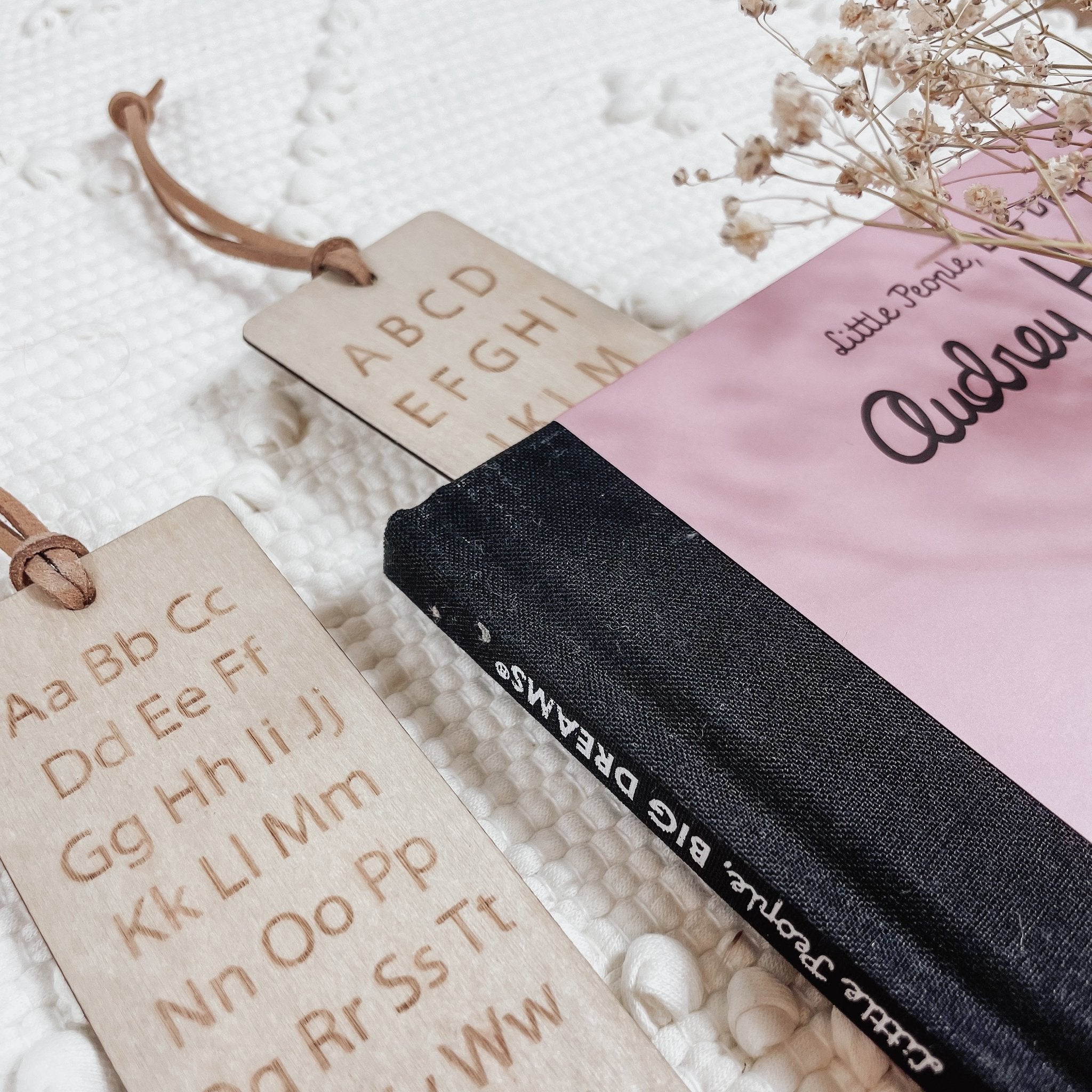 Geschlossenes Buch mit herausschauendem und daneben liegenden Lesezeichen