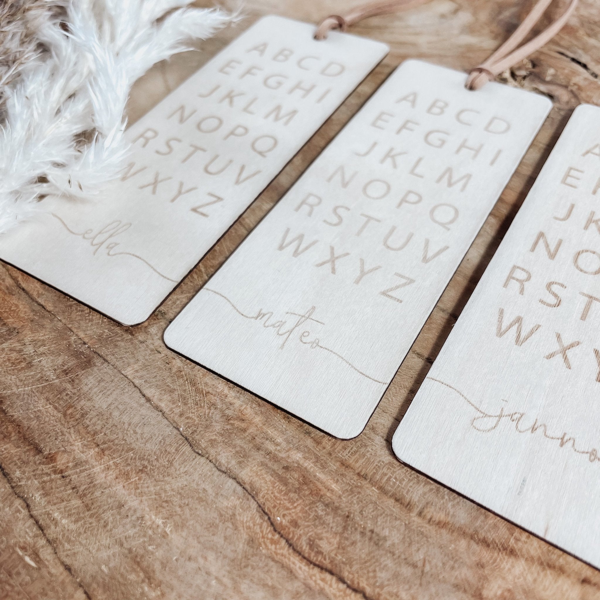 Detailansicht von 4 Gravierungen auf Buchzeichen