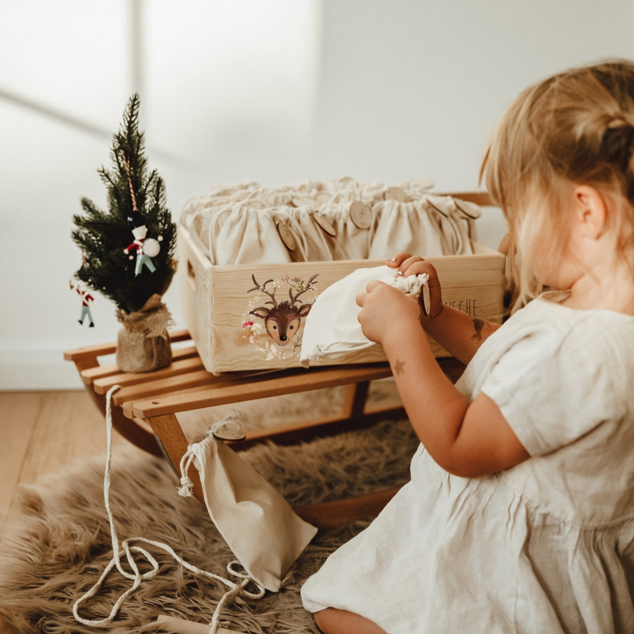 Adventskiste aus Holz – personalisierbarer Adventskalender mit Weihnachtsmotiven - lyllevenn