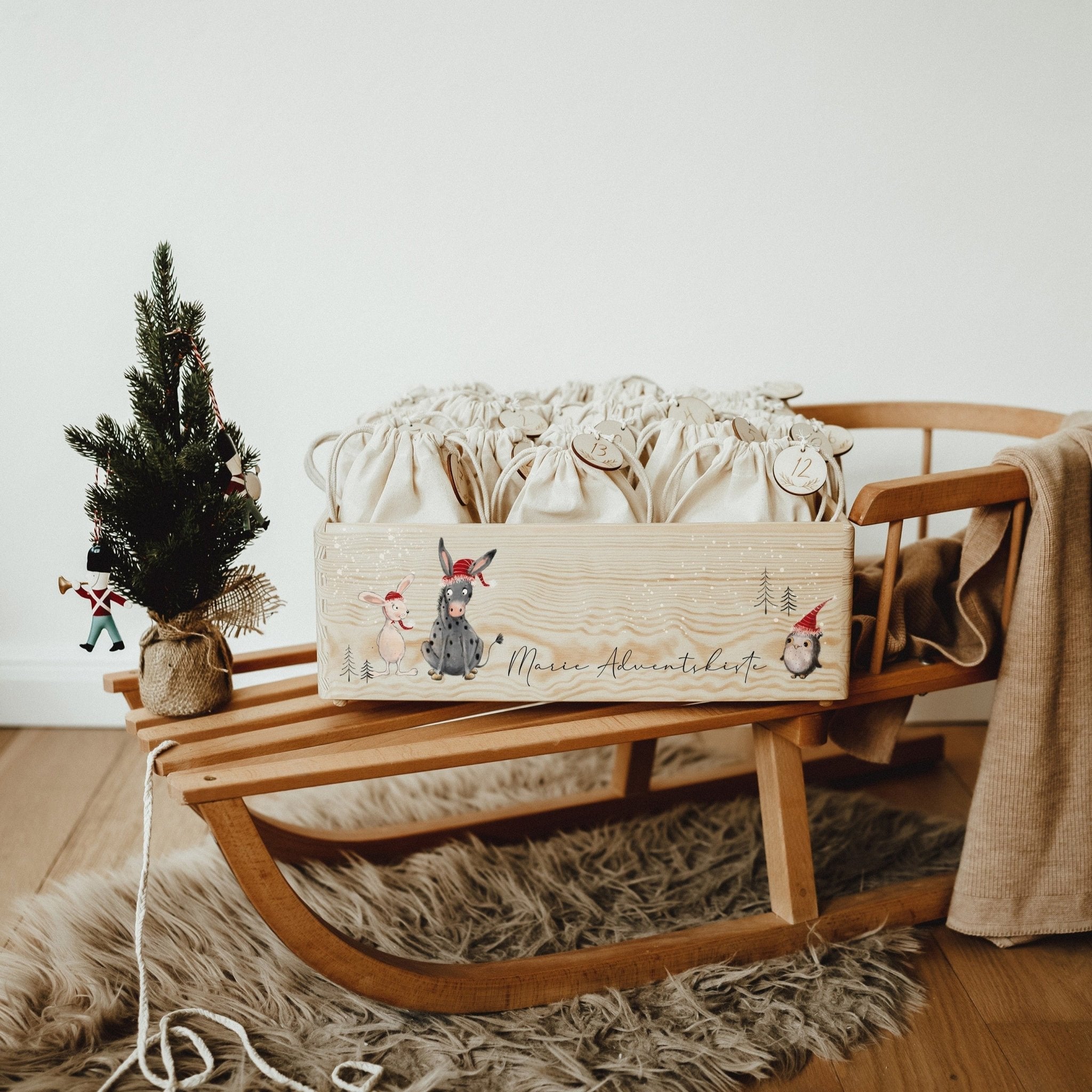 Adventskiste aus Holz – personalisierbarer Adventskalender mit Weihnachtsmotiven - lyllevenn