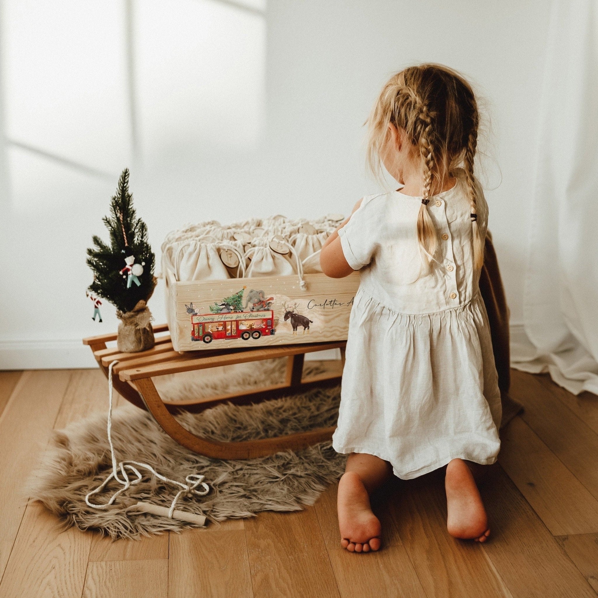 Adventskiste aus Holz – personalisierbarer Adventskalender mit Weihnachtsmotiven - lyllevenn