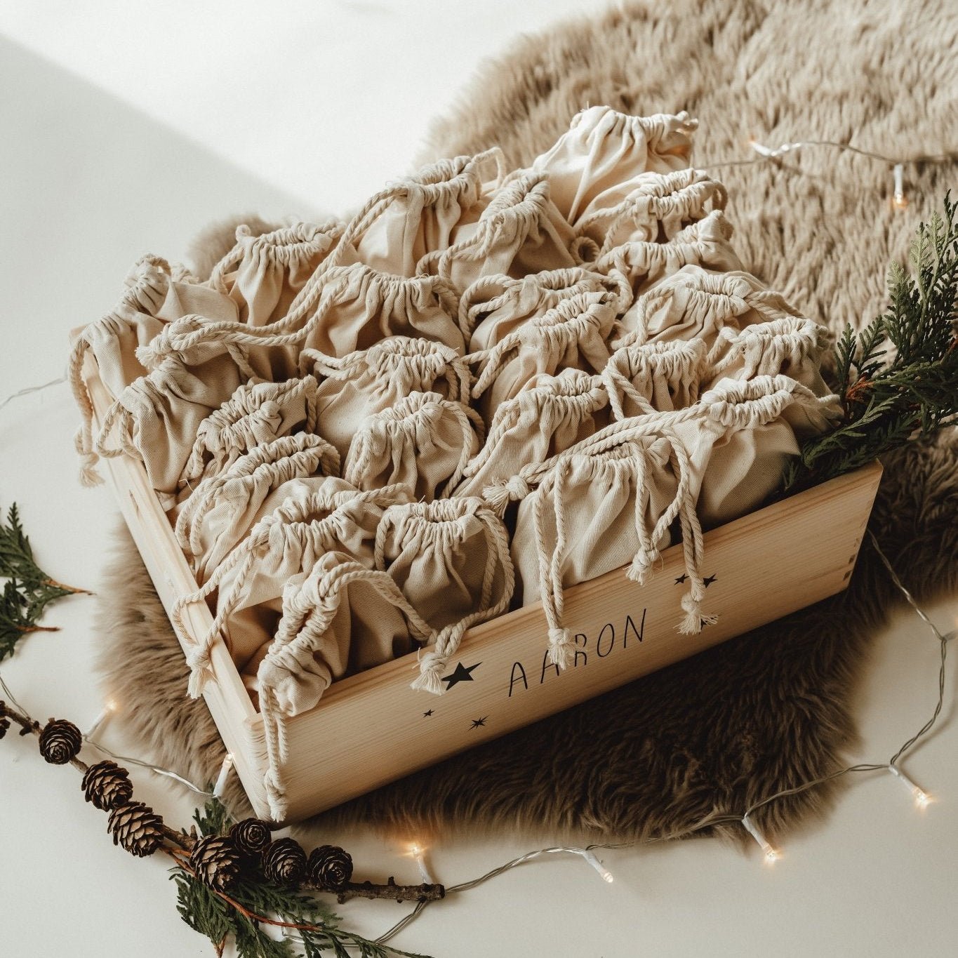 Adventskiste mit Kränzen – personalisierter Adventskalender aus Holz - lyllevenn