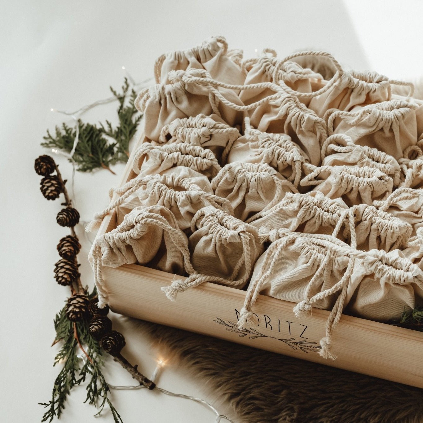 Adventskiste mit Kränzen – personalisierter Adventskalender aus Holz - lyllevenn