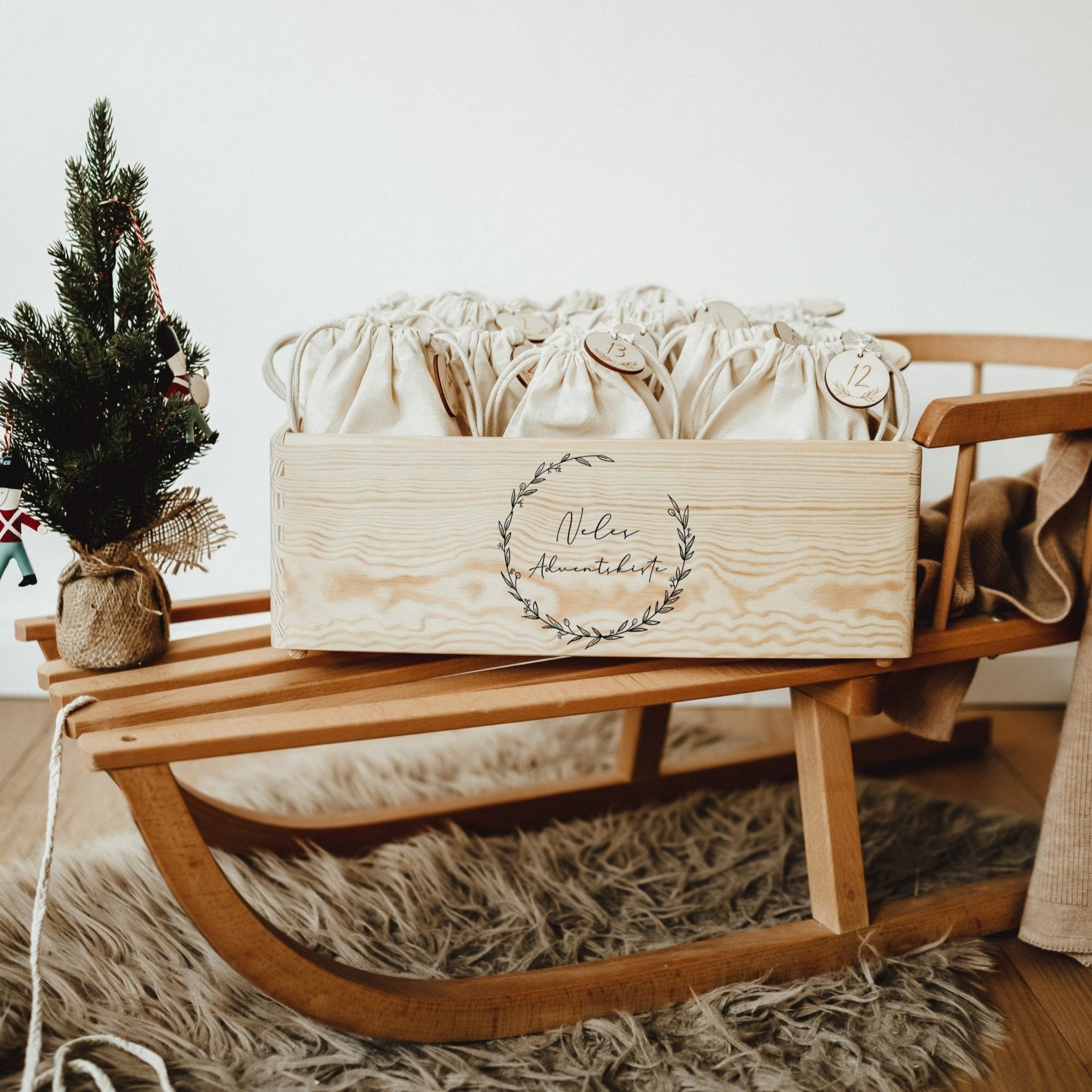 Adventskiste mit Kränzen – personalisierter Adventskalender aus Holz - lyllevenn