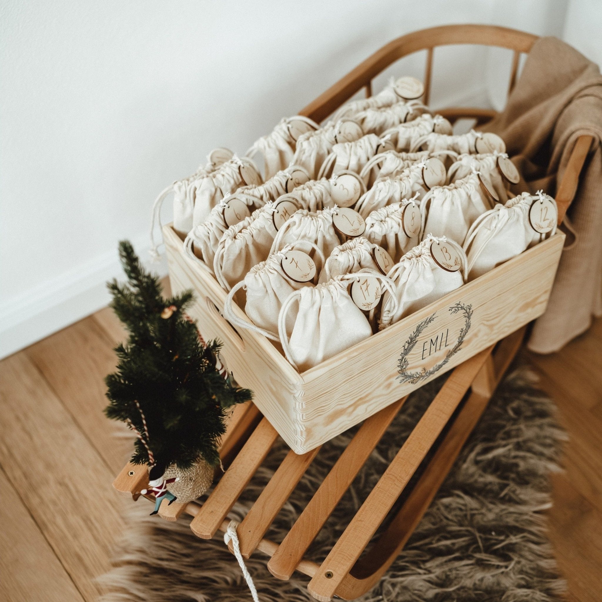 Adventskiste mit Kränzen – personalisierter Adventskalender aus Holz - lyllevenn