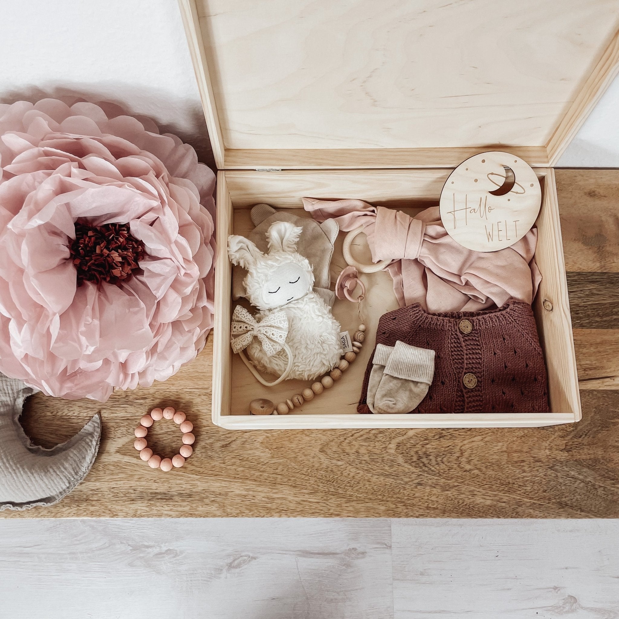 Erinnerungskiste Holz personalisiert - 3D Name Blumenkränze - lyllevenn