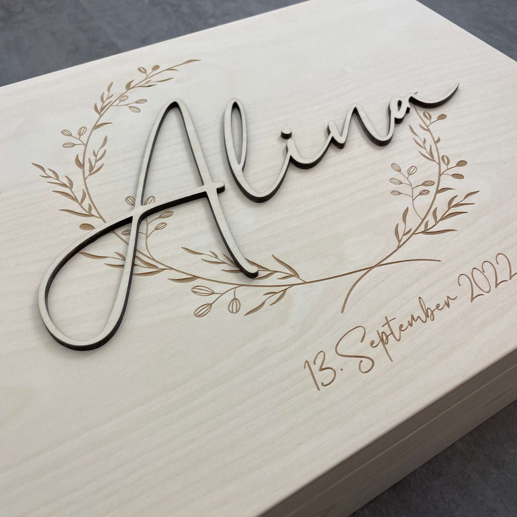Erinnerungskiste Holz personalisiert - 3D Name Blumenkränze - lyllevenn