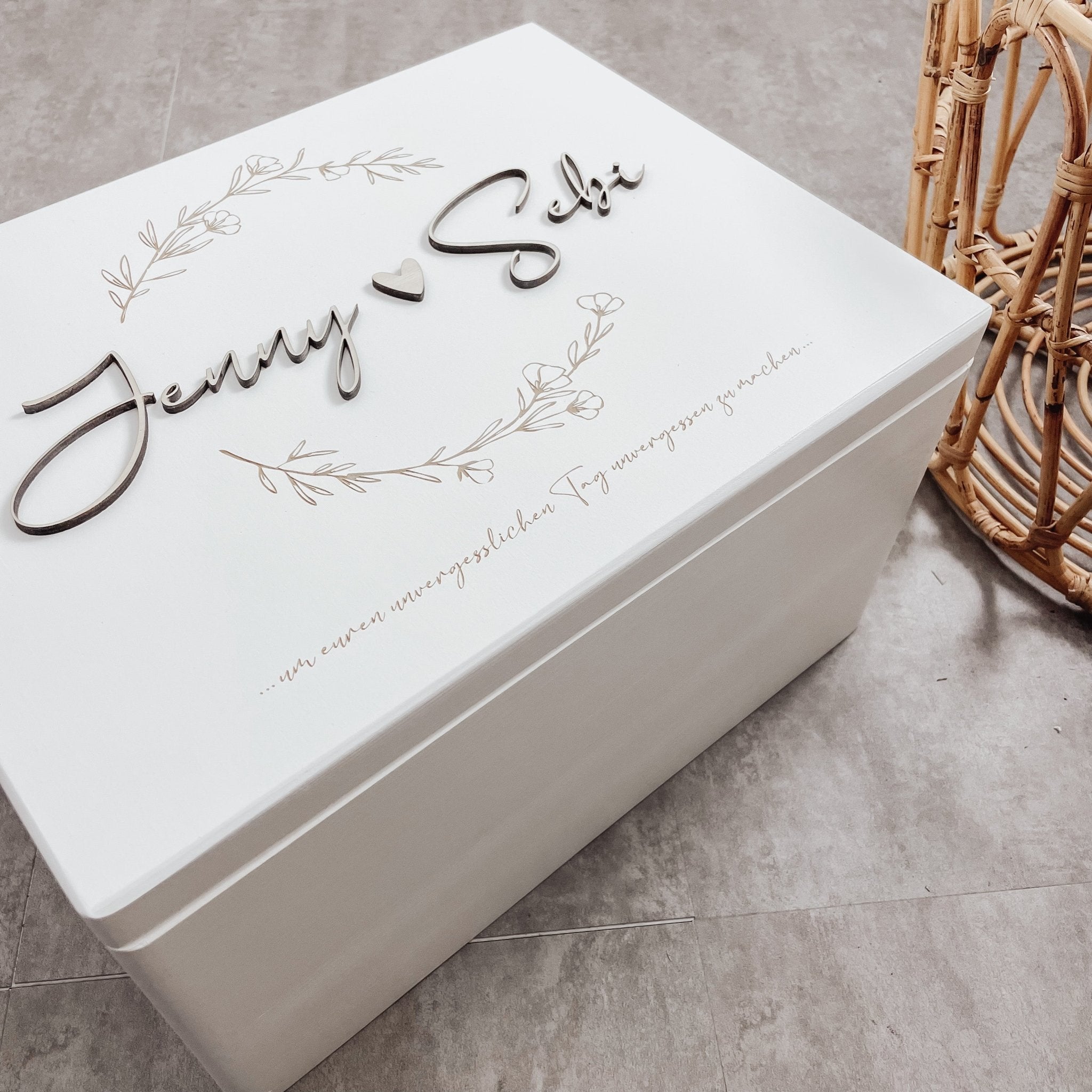 Erinnerungskiste Holz personalisiert - 3D Name Blumenkränze - lyllevenn