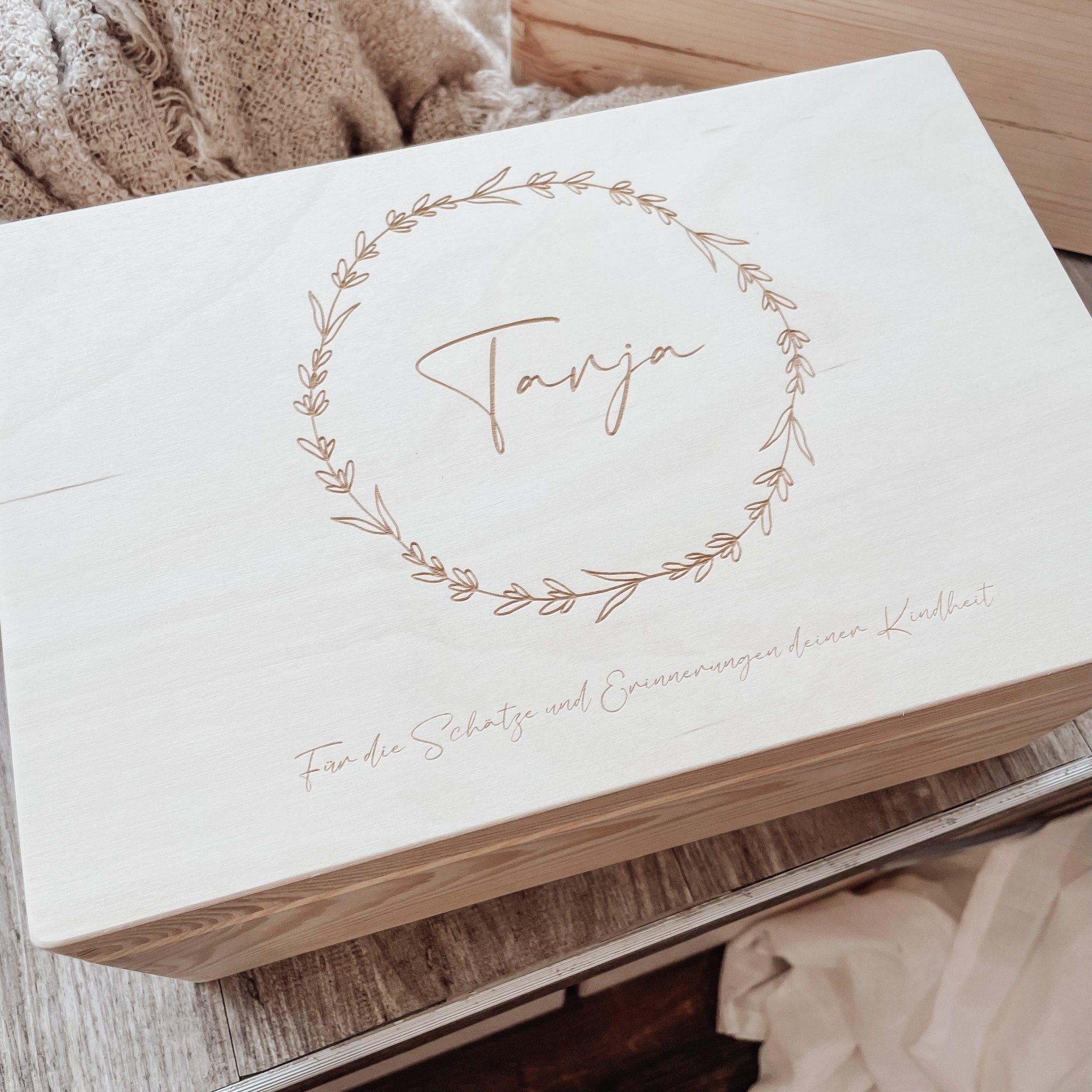 Erinnerungskiste Holz personalisiert - Blätterkränze - lyllevenn
