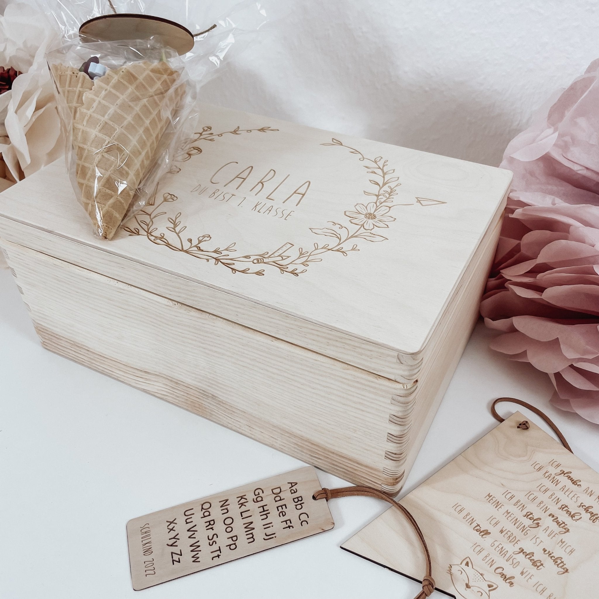 Erinnerungskiste Holz personalisiert - Blumenkranz Einschulung - lyllevenn
