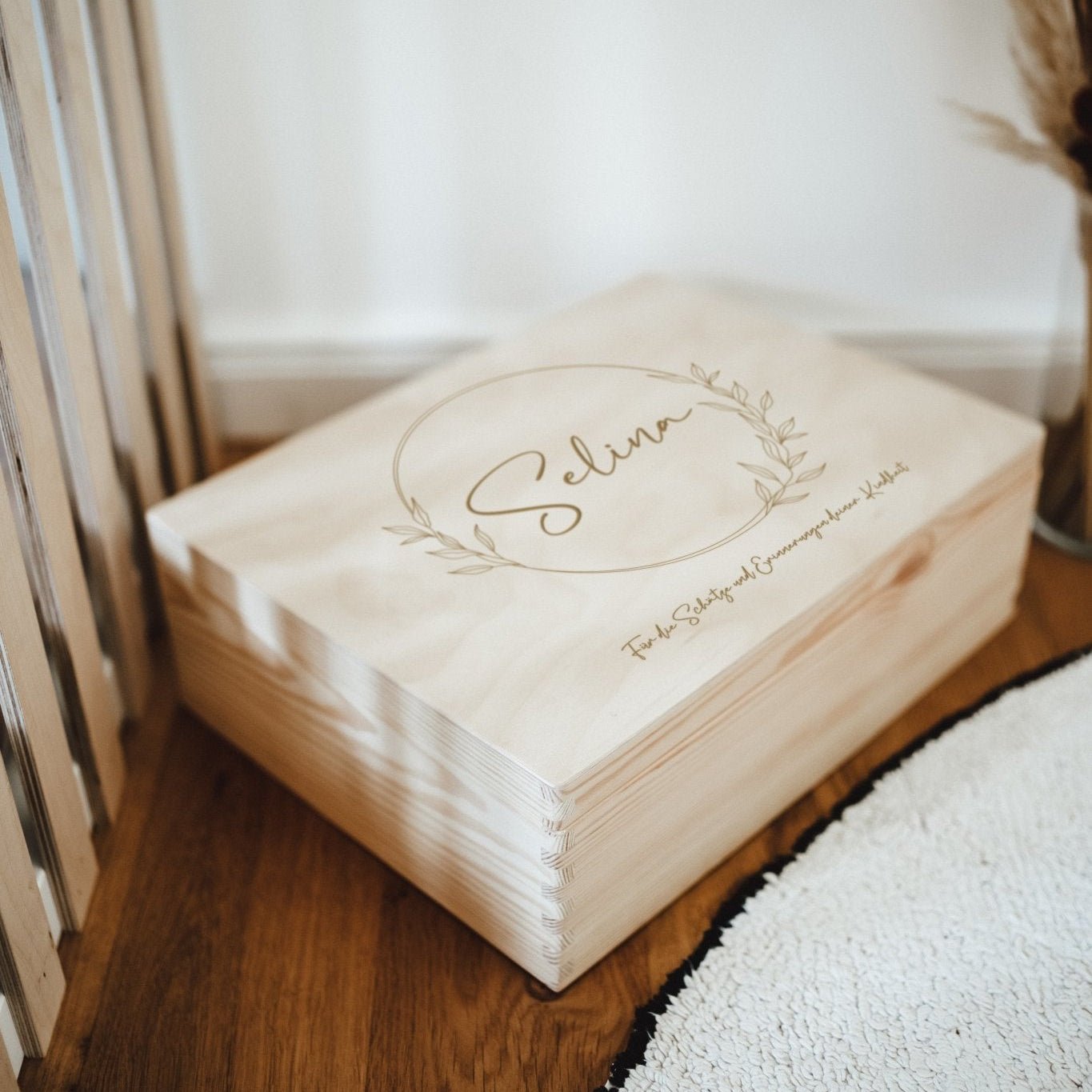 Erinnerungskiste Holz personalisiert - Lorbeerkranz - lyllevenn